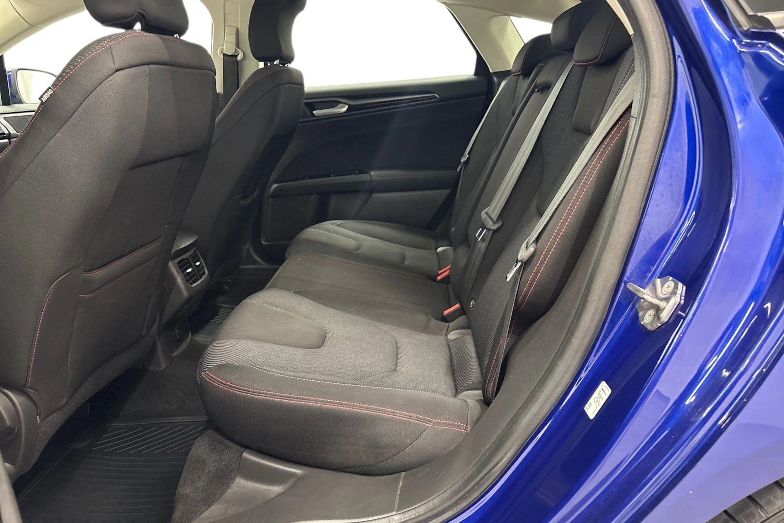 sininen Ford Mondeo 2017 kuva 8.