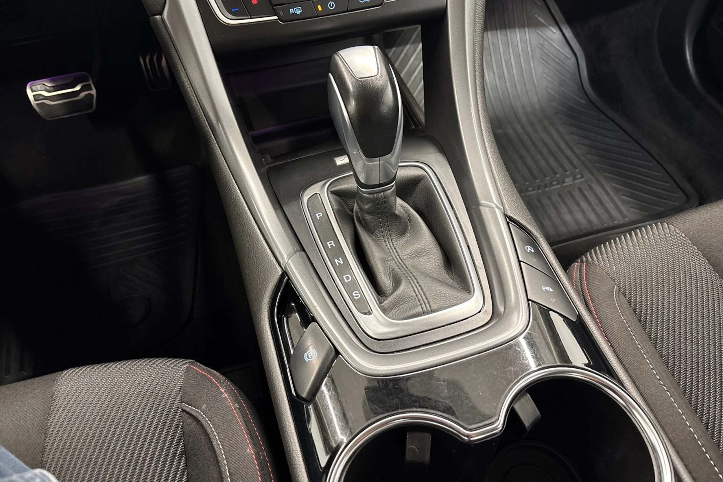 sininen Ford Mondeo 2017 kuva 16.