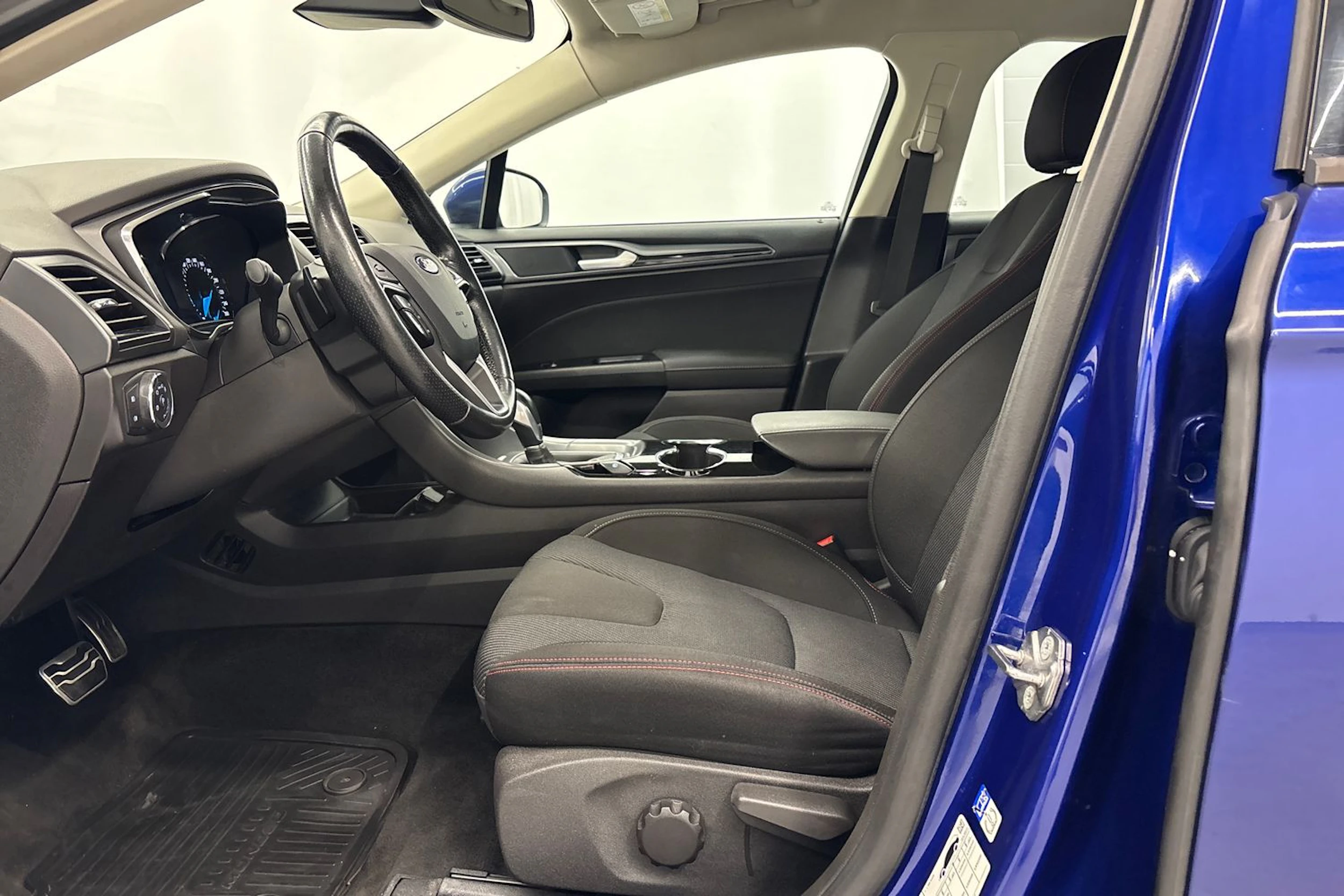 sininen Ford Mondeo 2017 kuva 17.