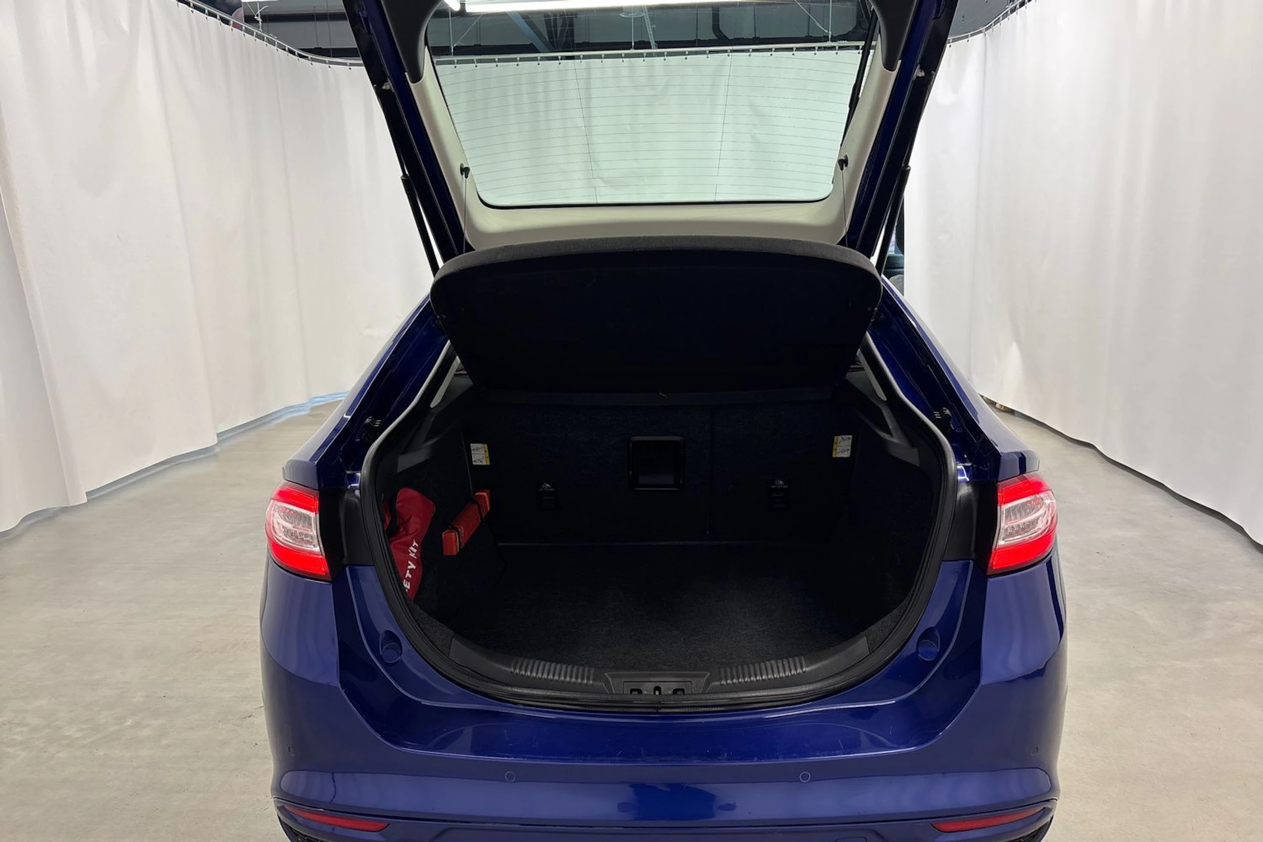 sininen Ford Mondeo 2017 kuva 18.