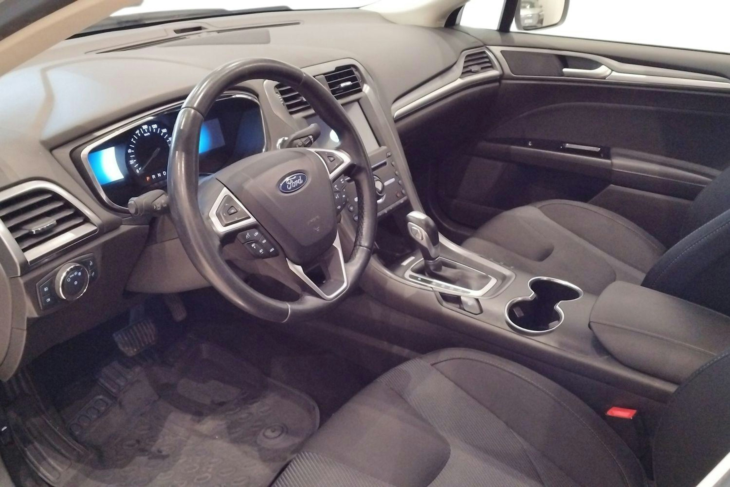 valkoinen Ford Mondeo 2018 kuva 7.