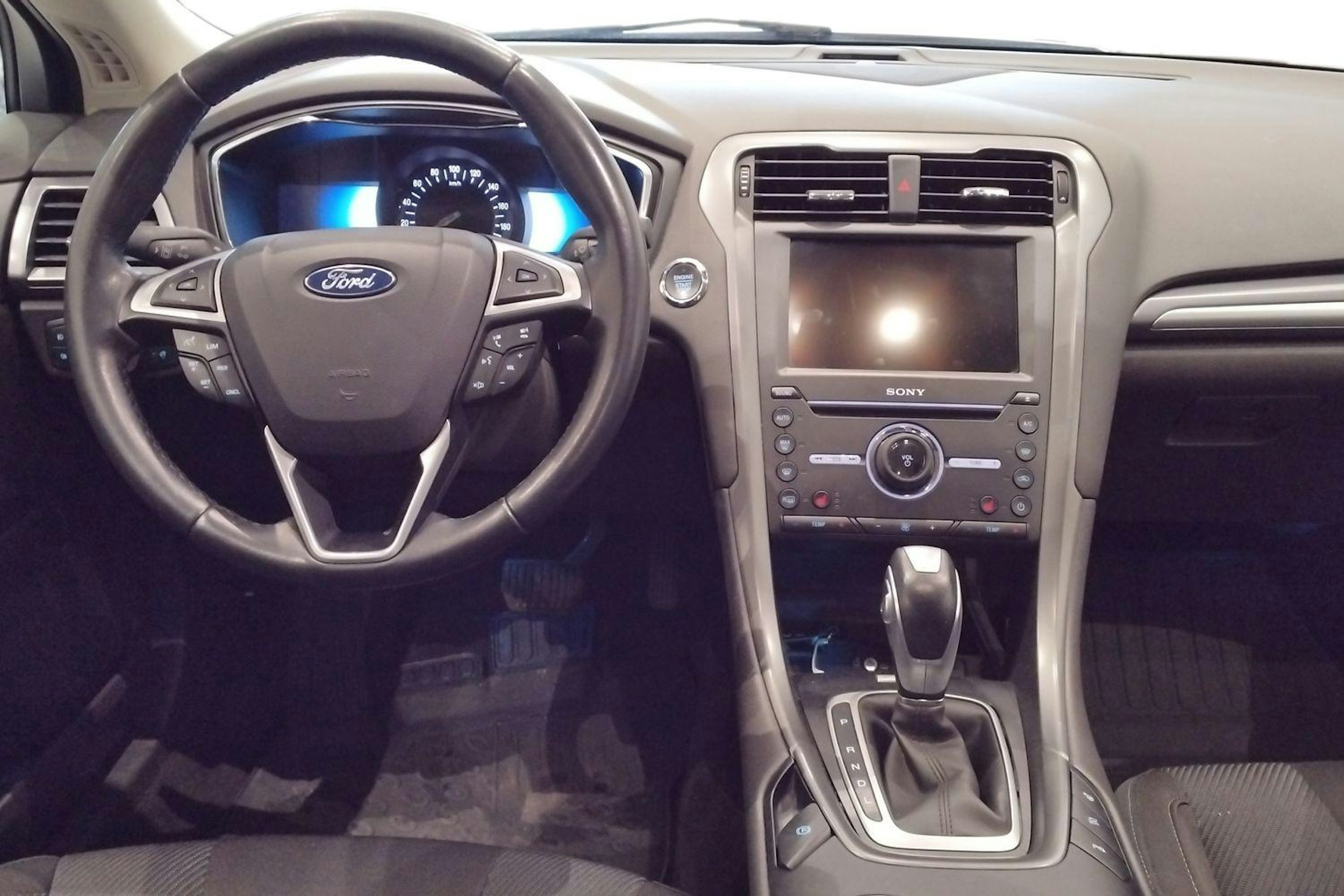 valkoinen Ford Mondeo 2018 kuva 9.