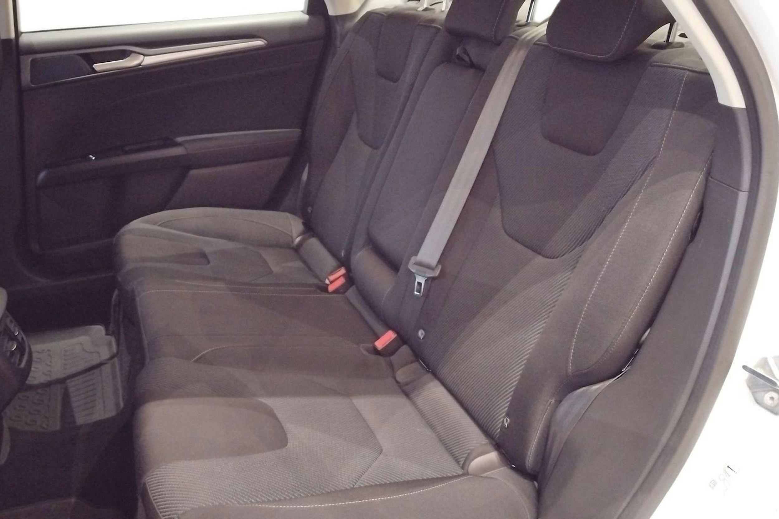 valkoinen Ford Mondeo 2018 kuva 10.