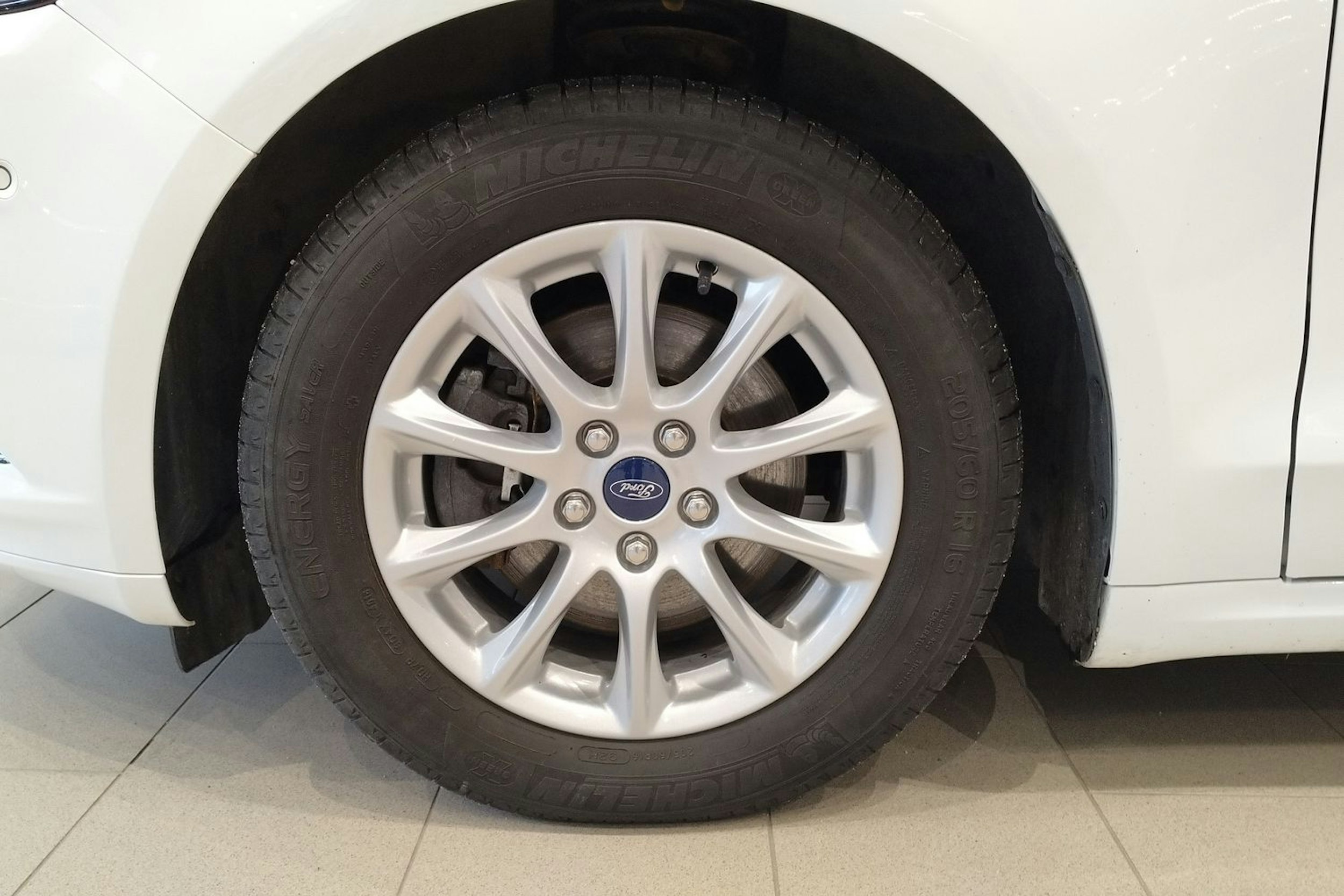 valkoinen Ford Mondeo 2018 kuva 11.