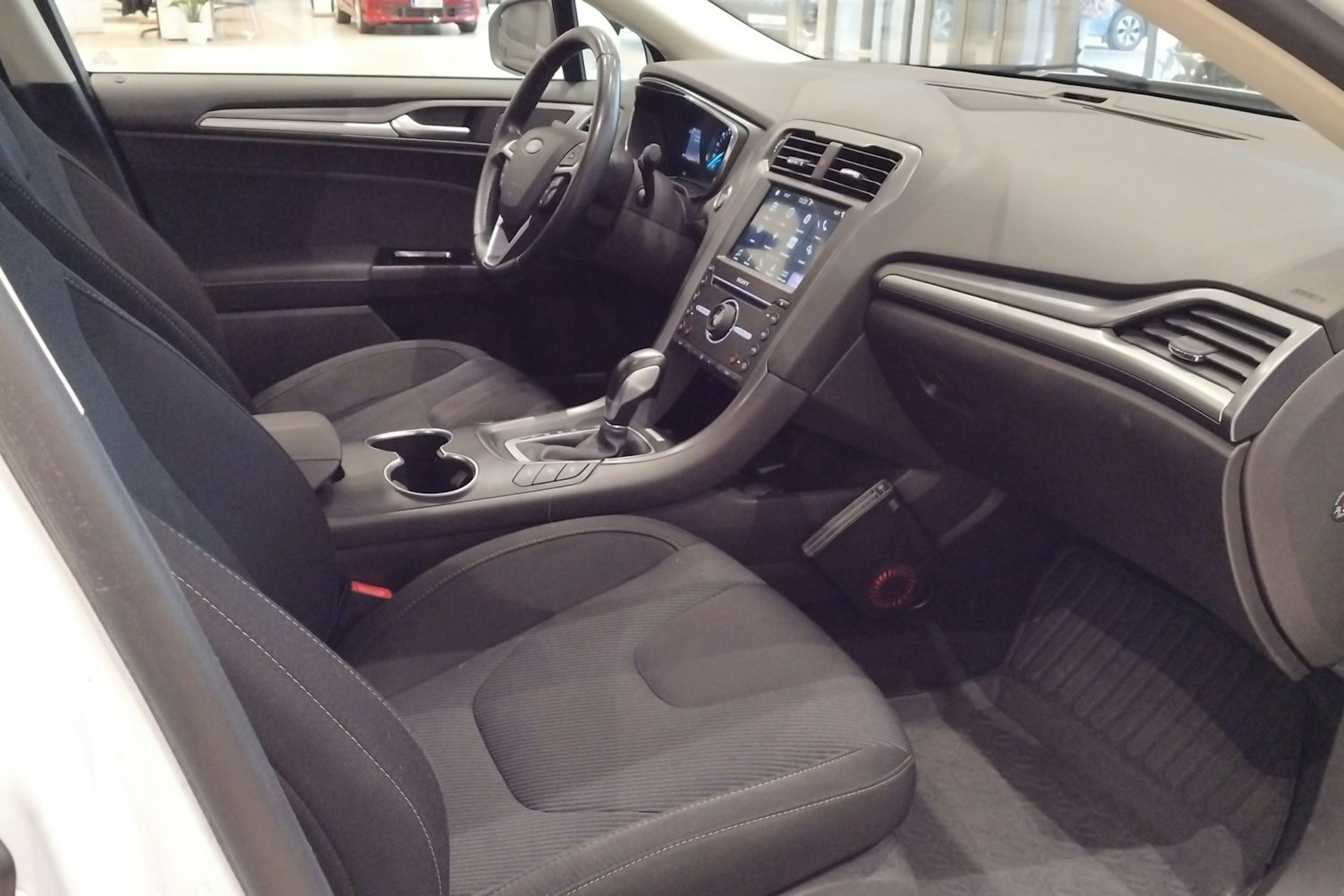 valkoinen Ford Mondeo 2018 kuva 16.