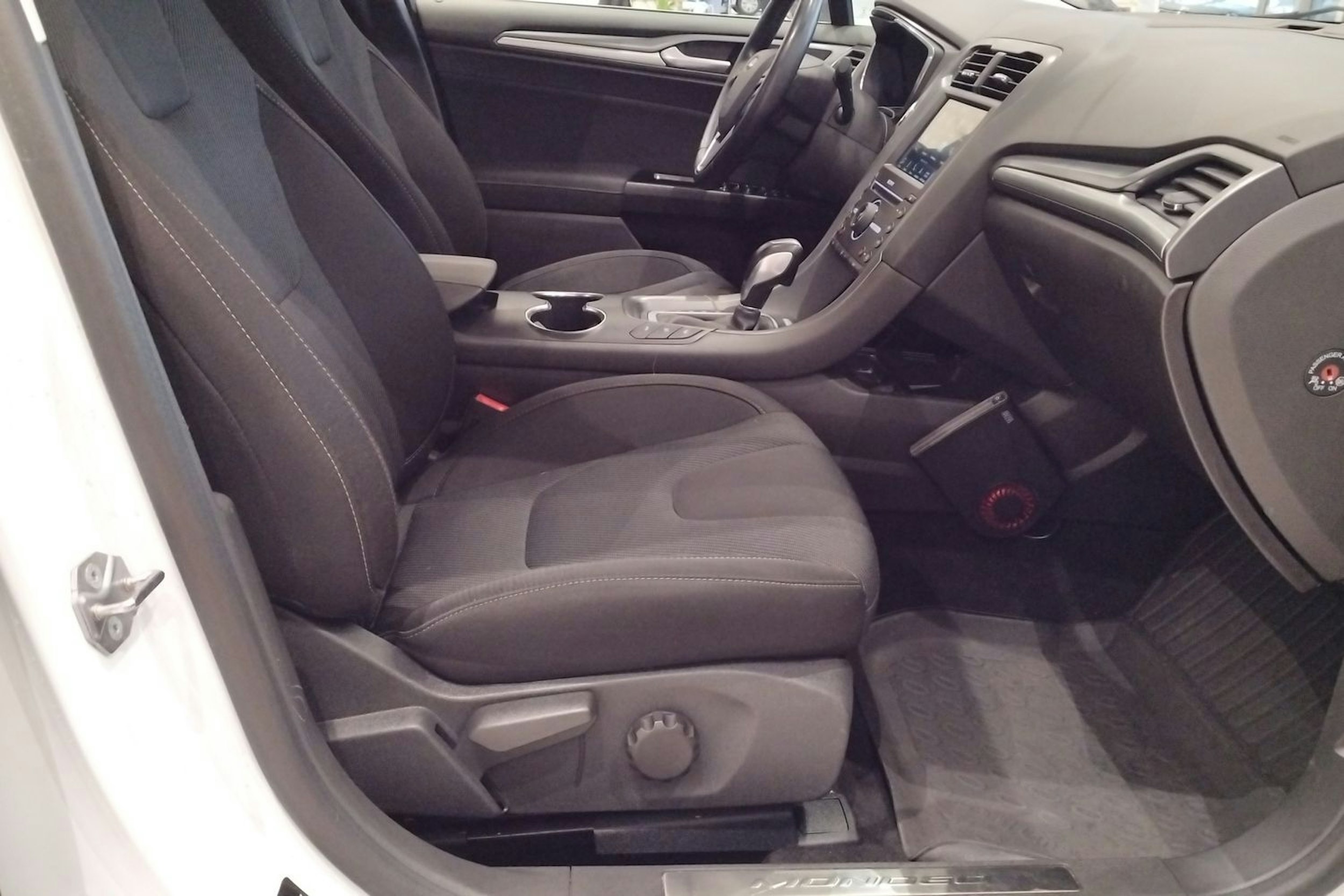 valkoinen Ford Mondeo 2018 kuva 17.