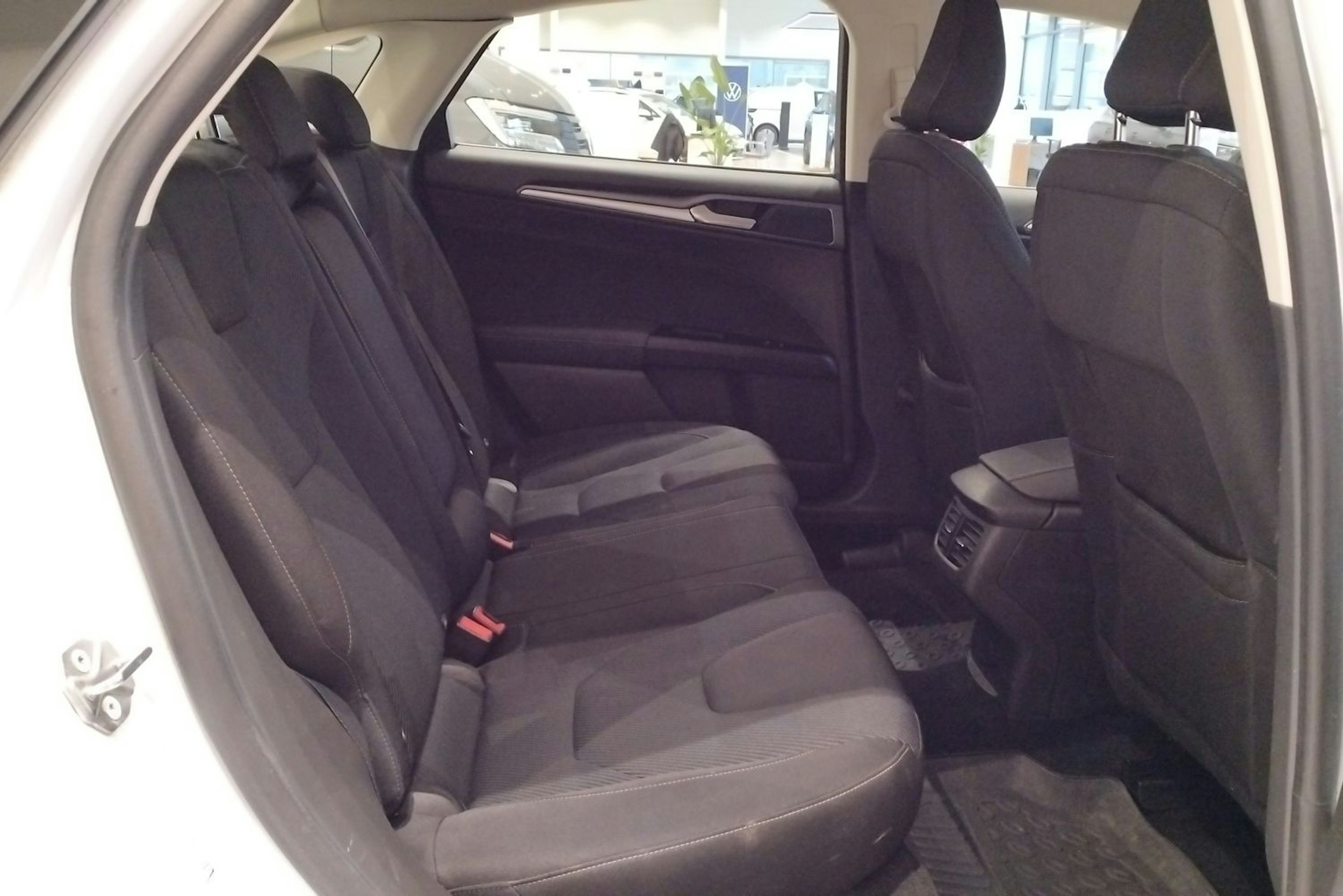 valkoinen Ford Mondeo 2018 kuva 18.