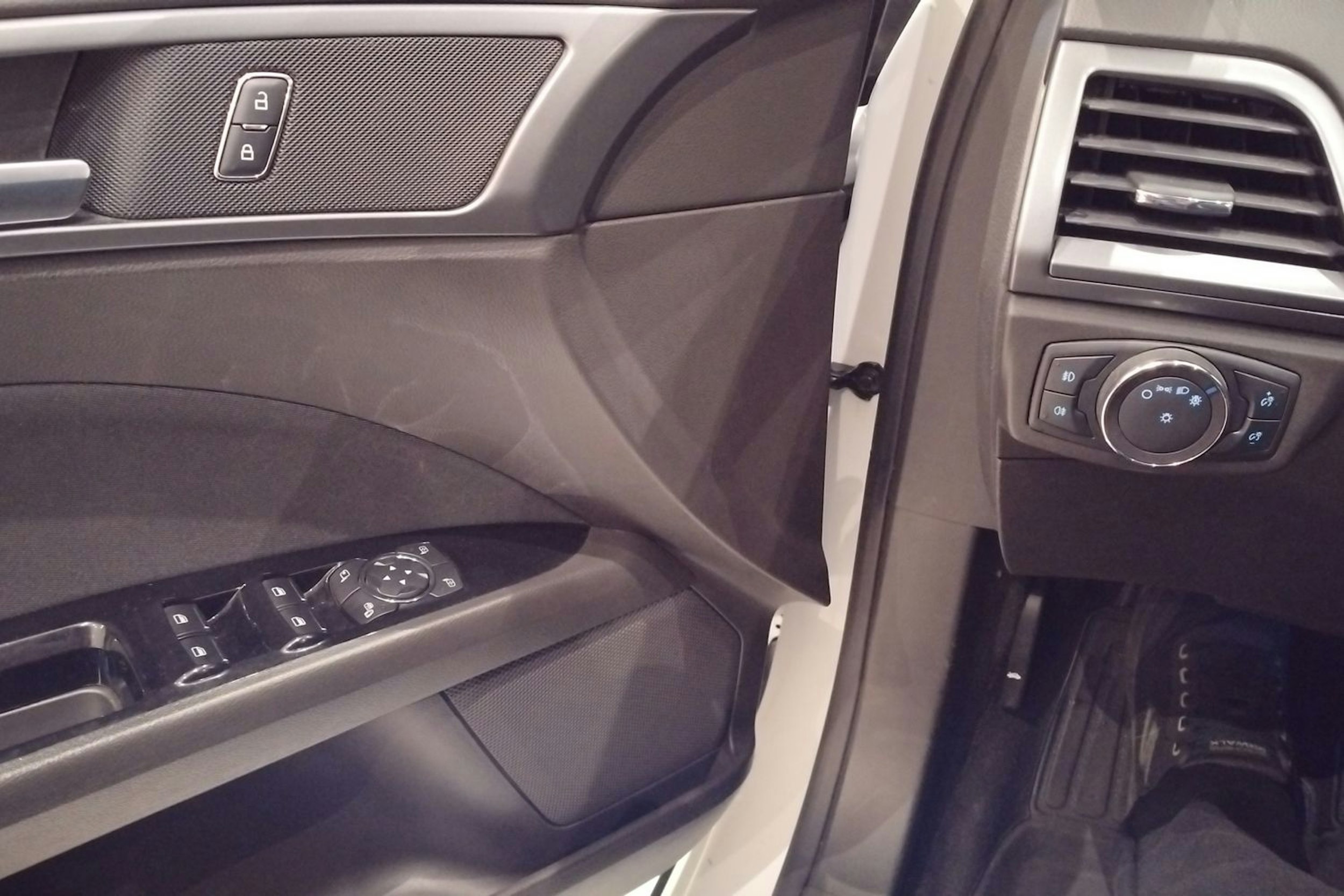 valkoinen Ford Mondeo 2018 kuva 29.