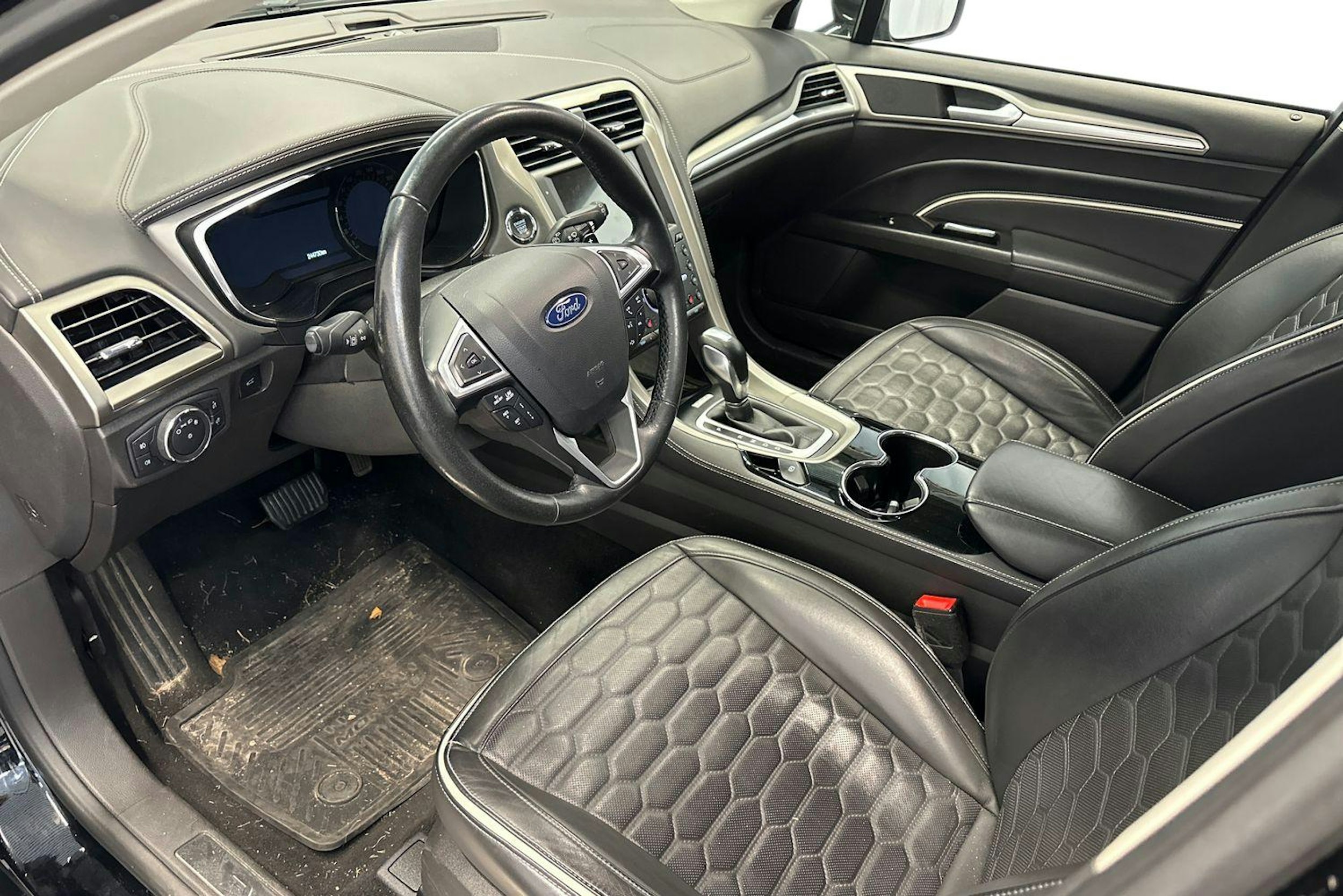 musta Ford Mondeo 2018 kuva 3.