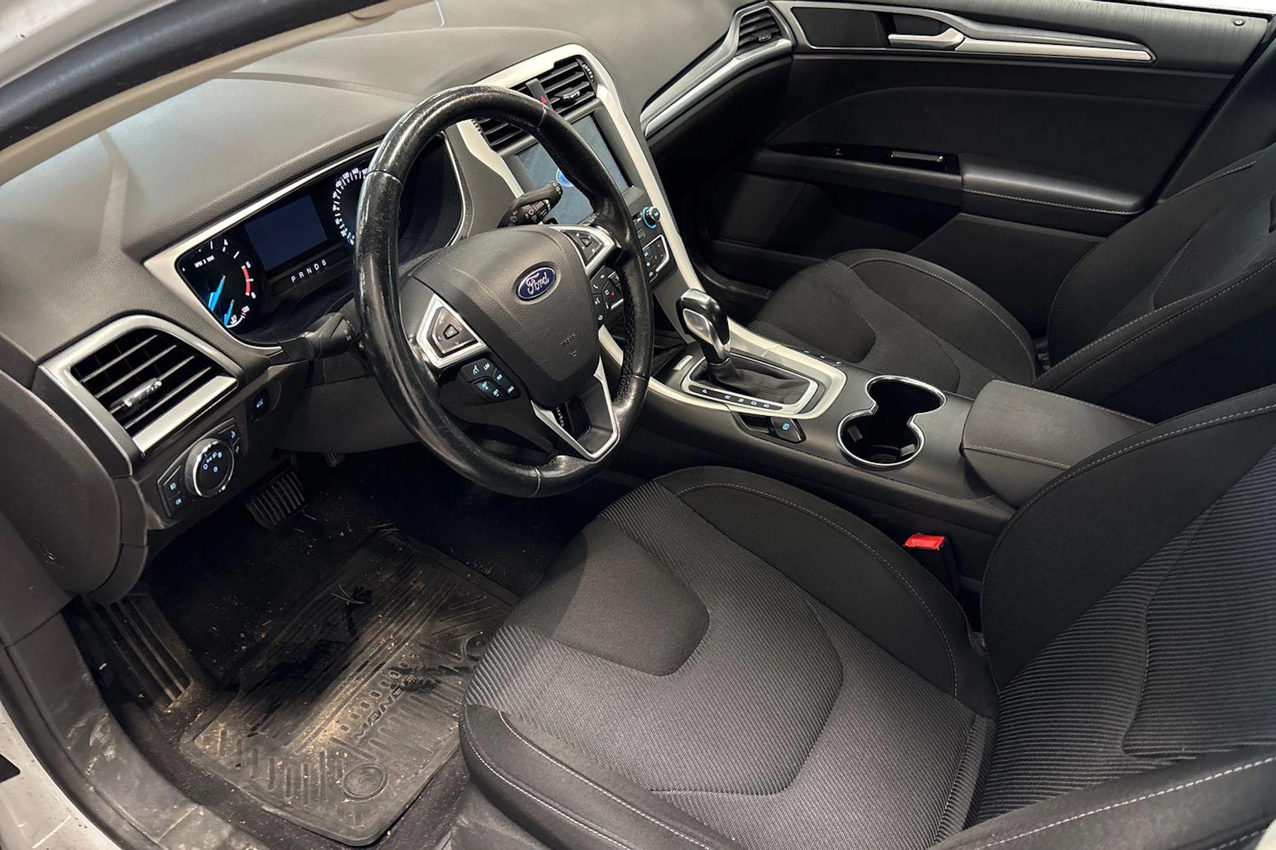 valkoinen Ford Mondeo 2018 kuva 3.