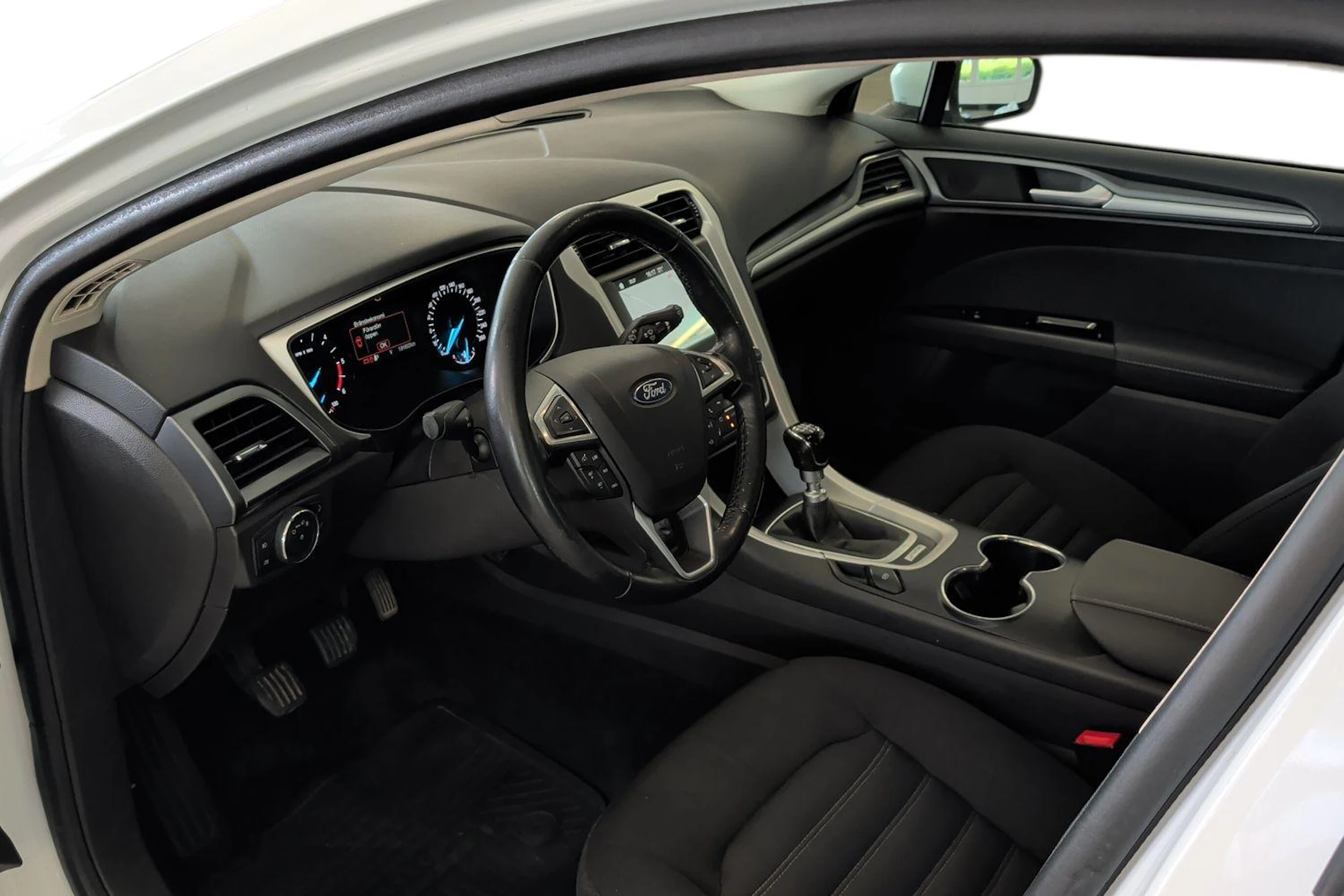 valkoinen Ford Mondeo 2018 kuva 6.