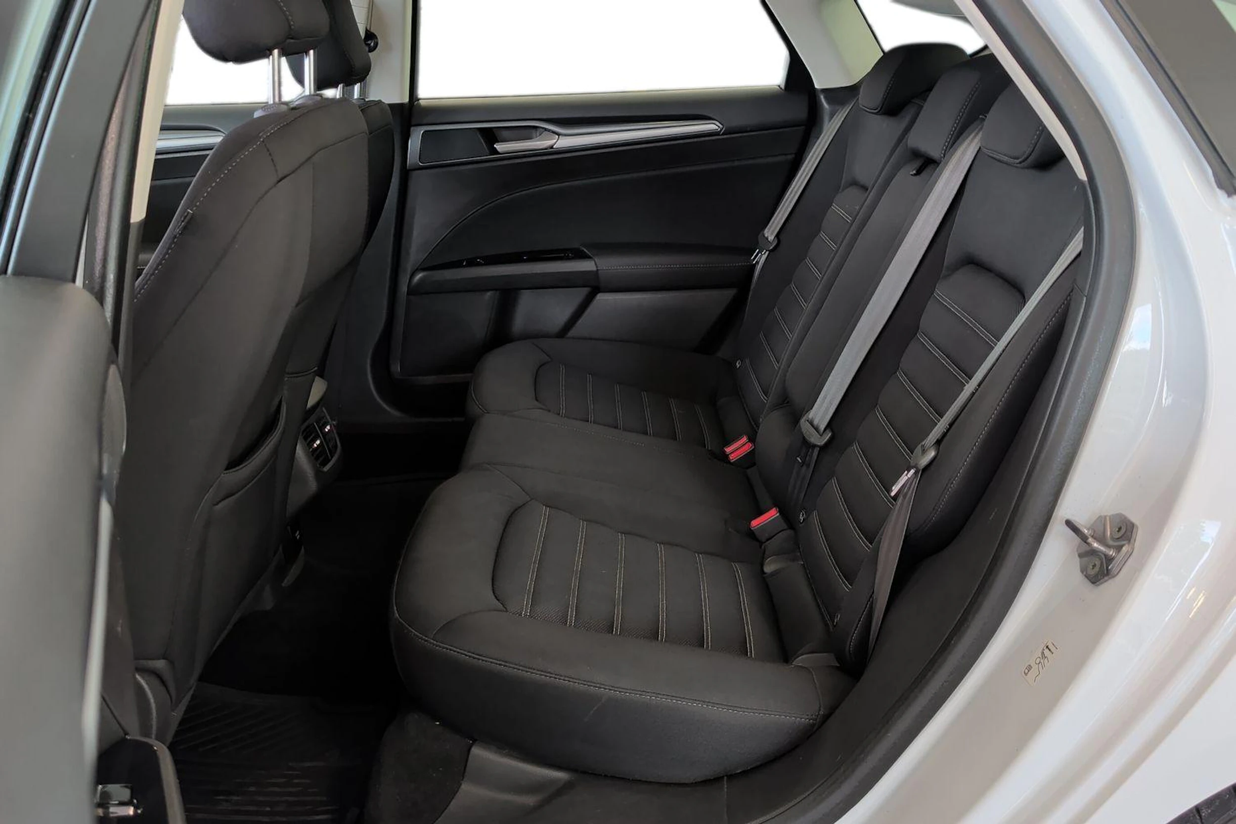 valkoinen Ford Mondeo 2018 kuva 8.