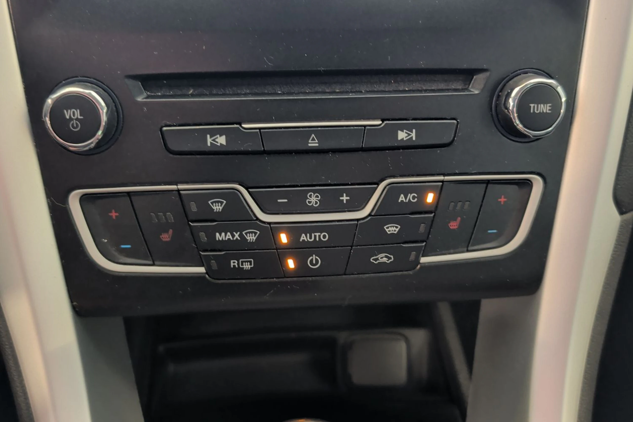 valkoinen Ford Mondeo 2018 kuva 18.