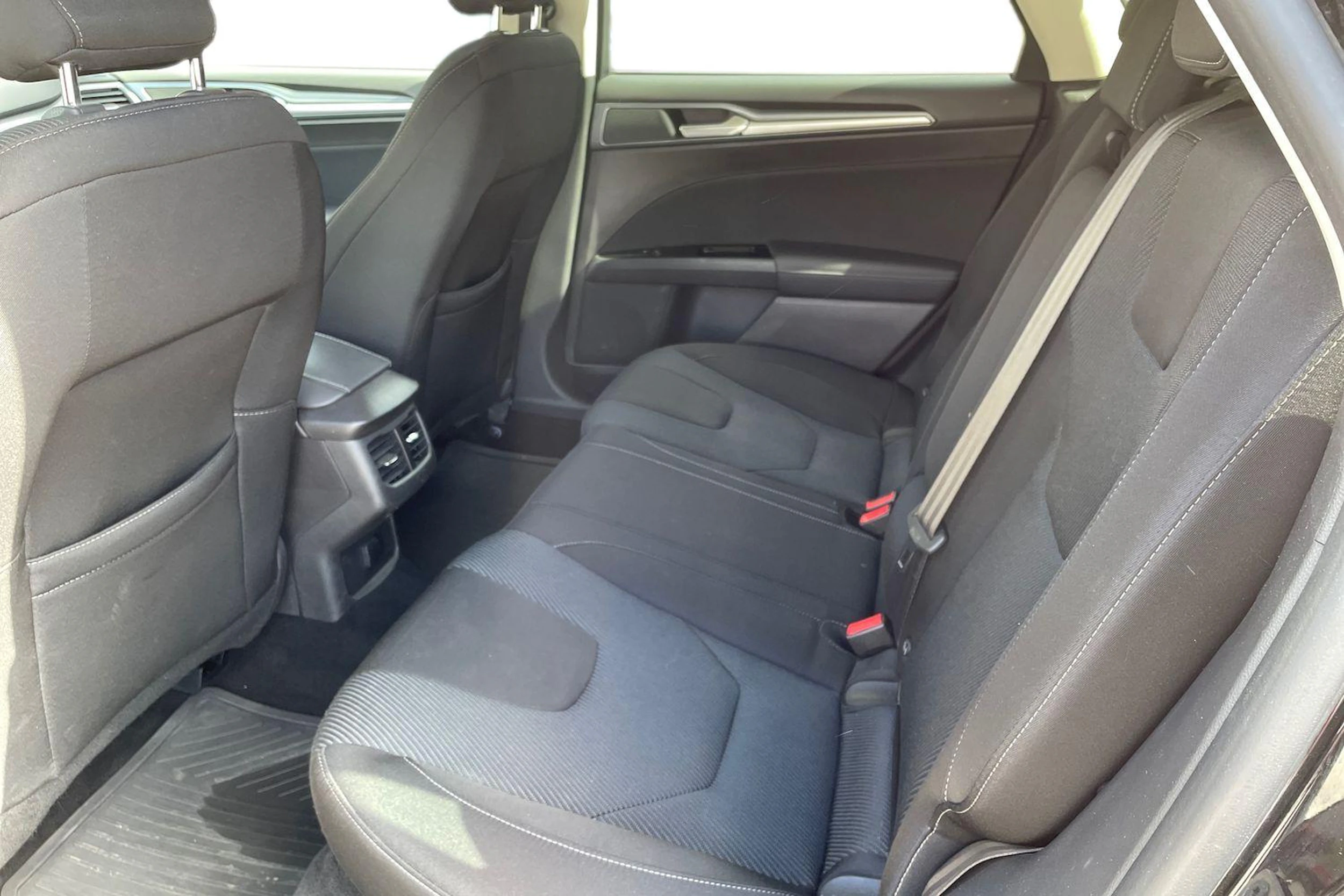 musta Ford Mondeo 2018 kuva 8.