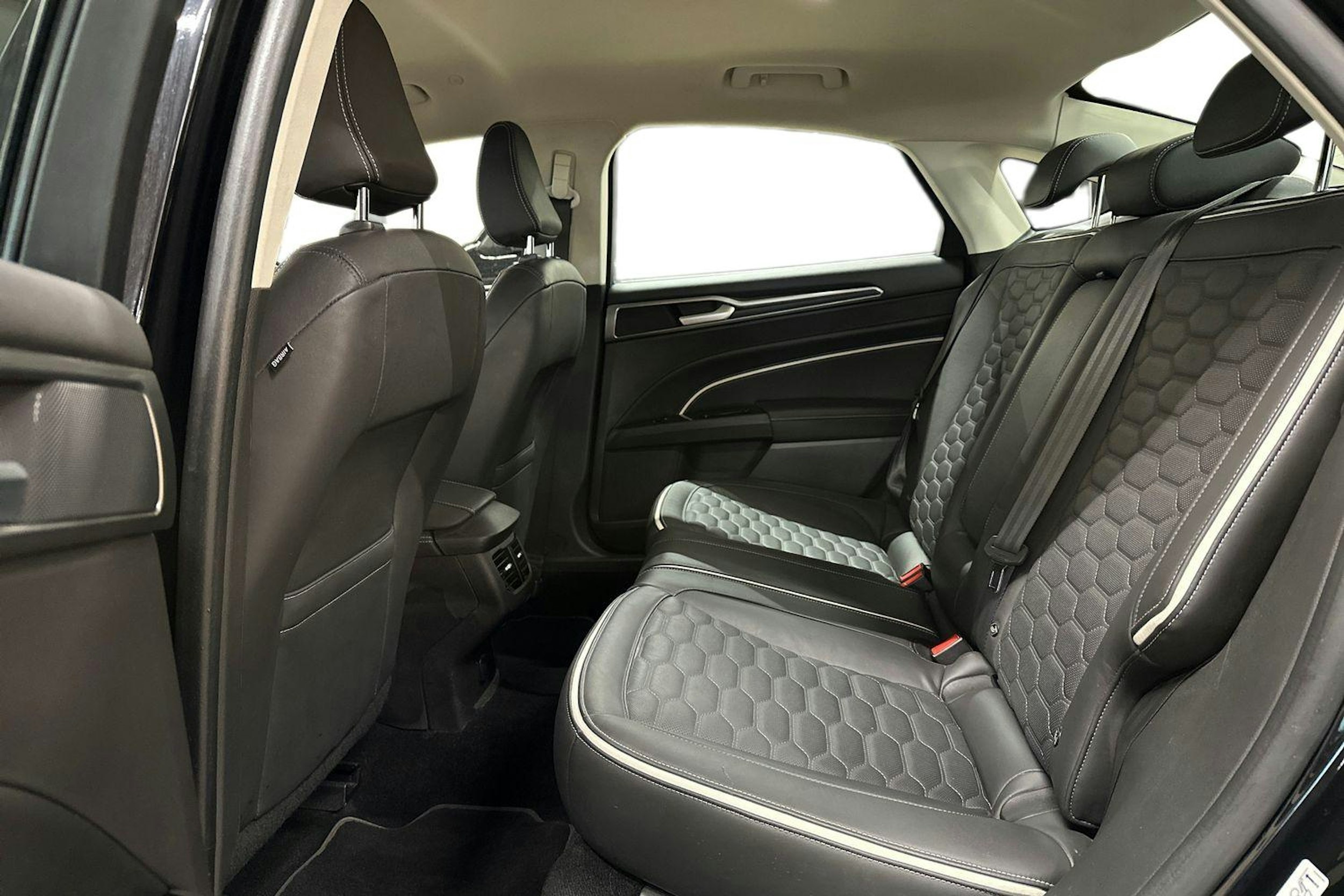 musta Ford Mondeo 2019 kuva 10.