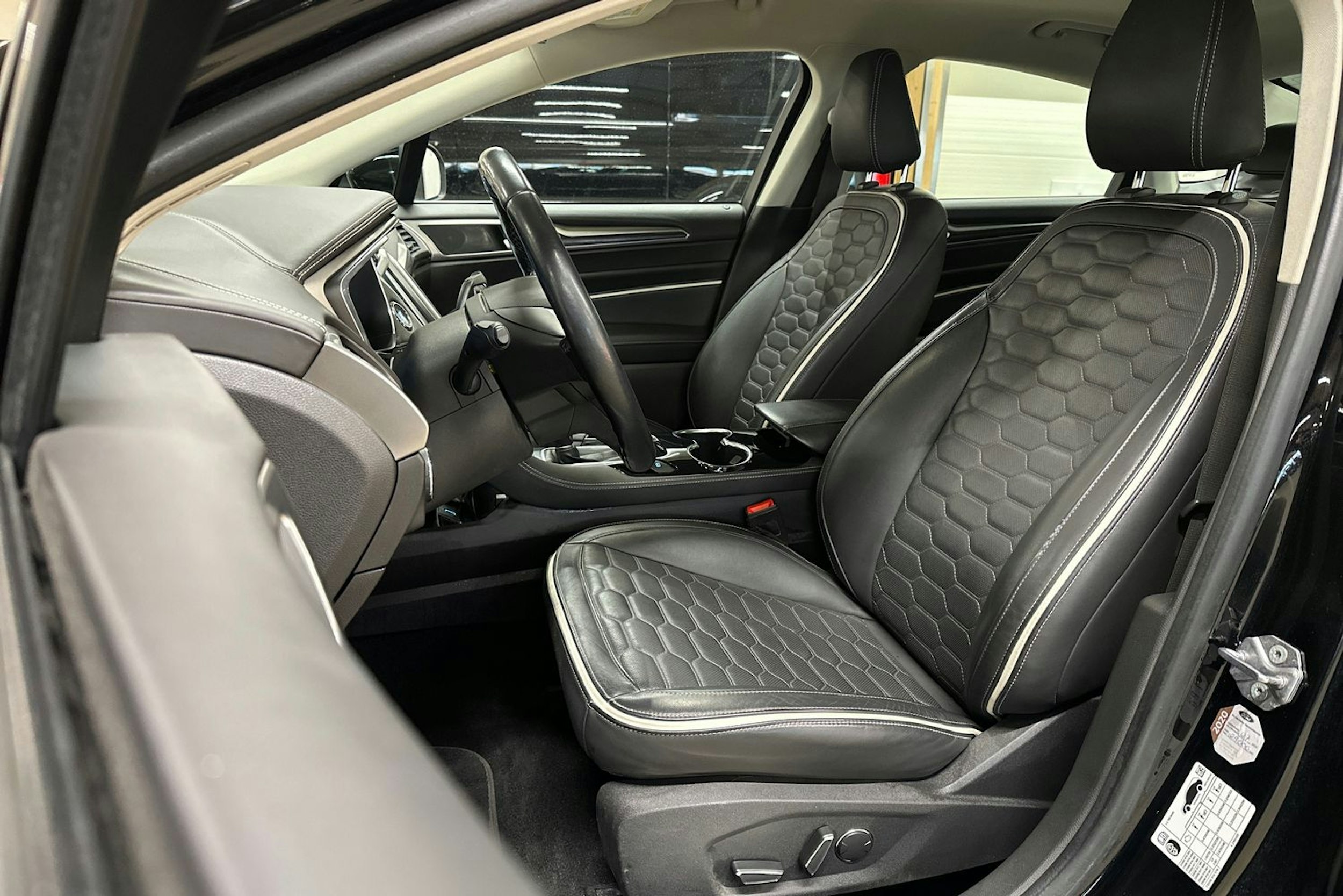 musta Ford Mondeo 2019 kuva 15.