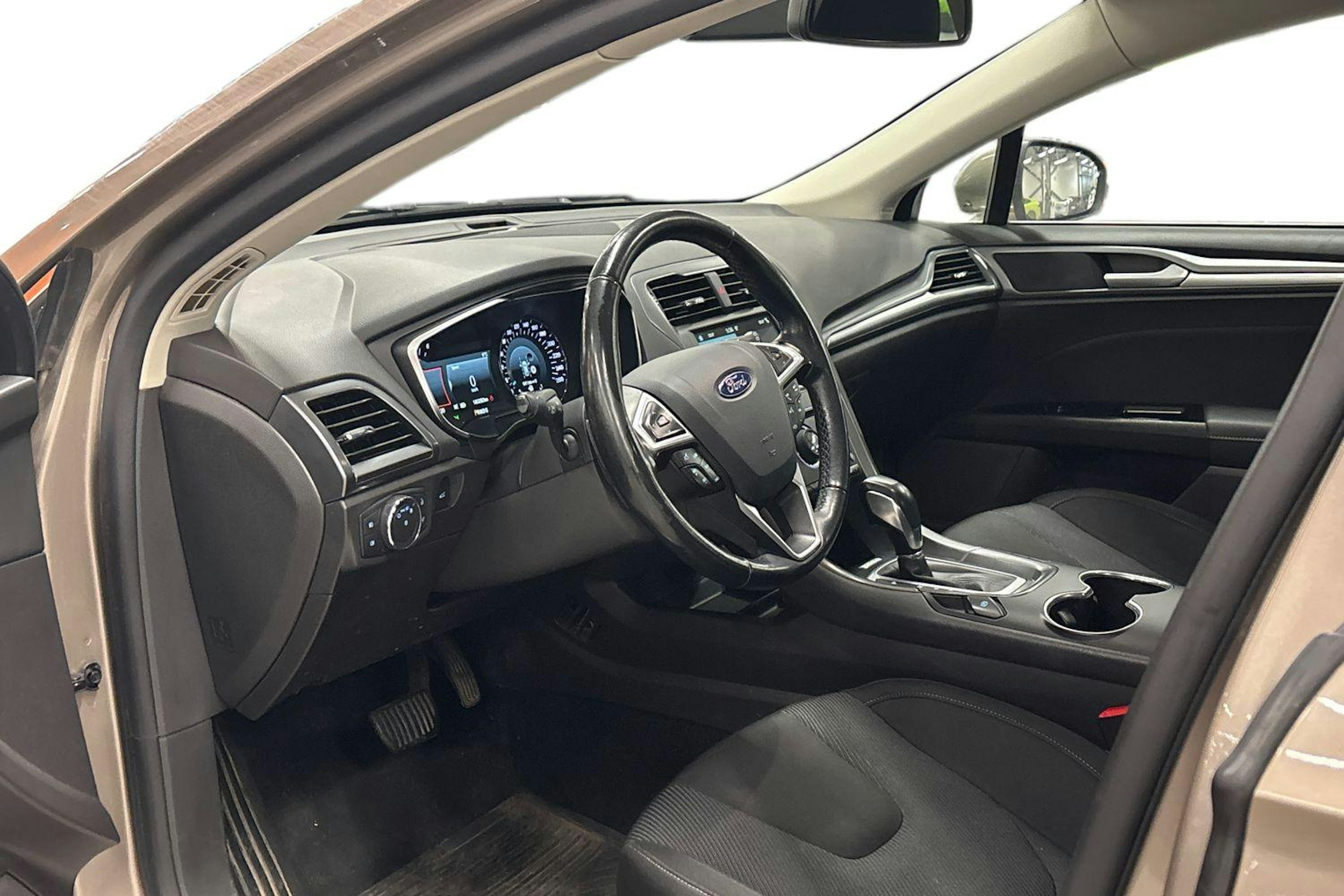 harmaa Ford Mondeo 2019 kuva 3.