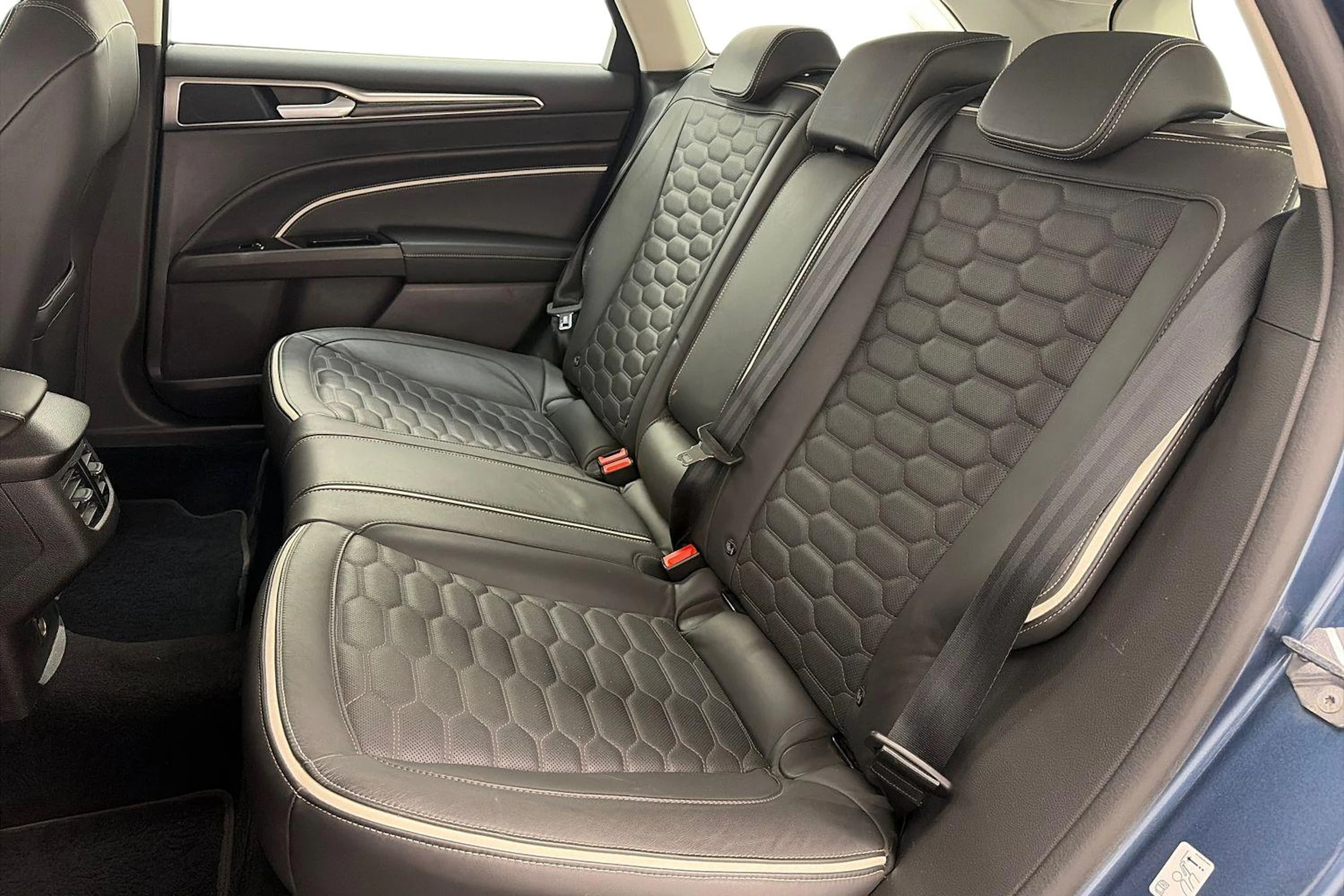 sininen Ford Mondeo 2020 kuva 8.