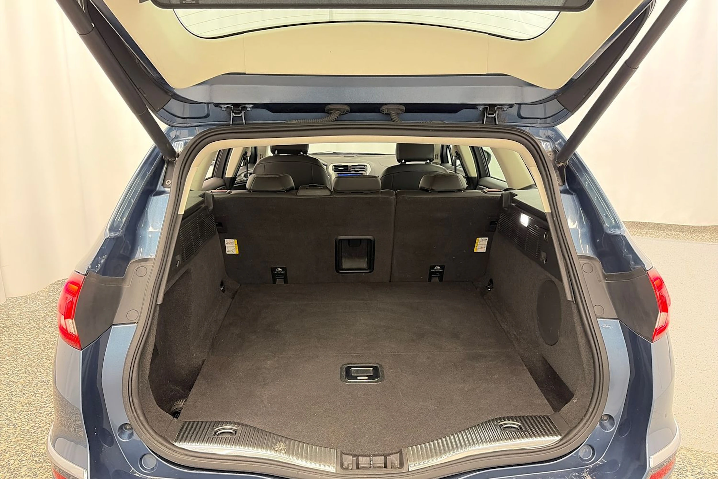sininen Ford Mondeo 2020 kuva 11.