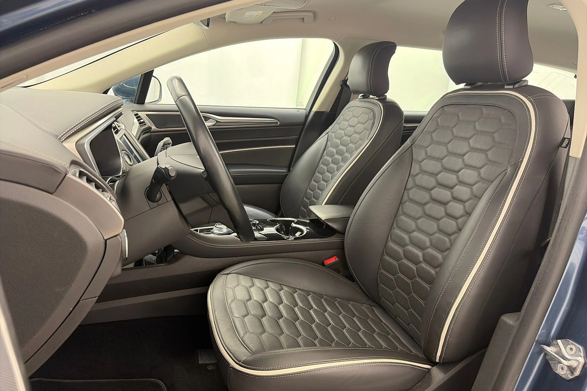 sininen Ford Mondeo 2020 kuva 13.