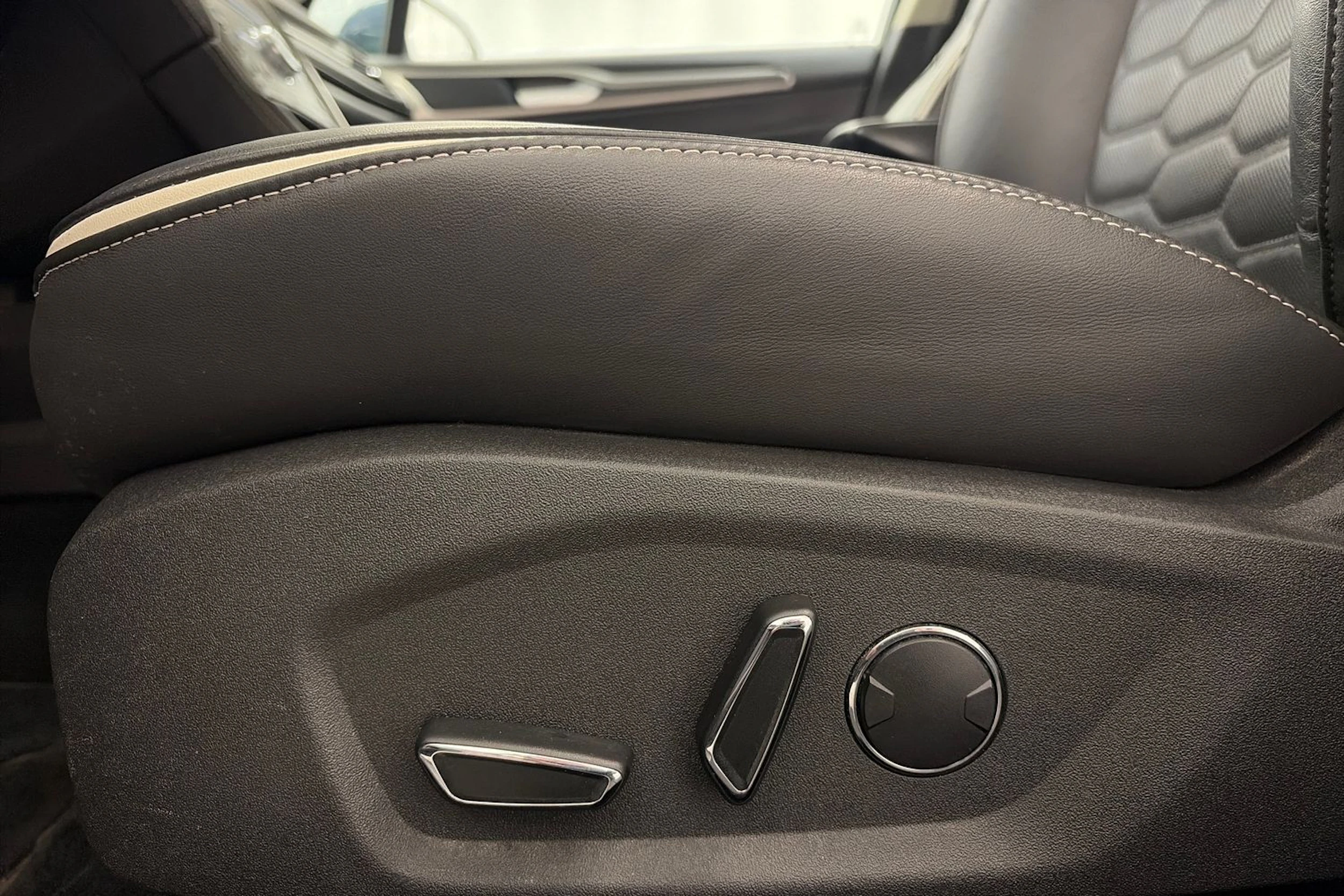 sininen Ford Mondeo 2020 kuva 15.