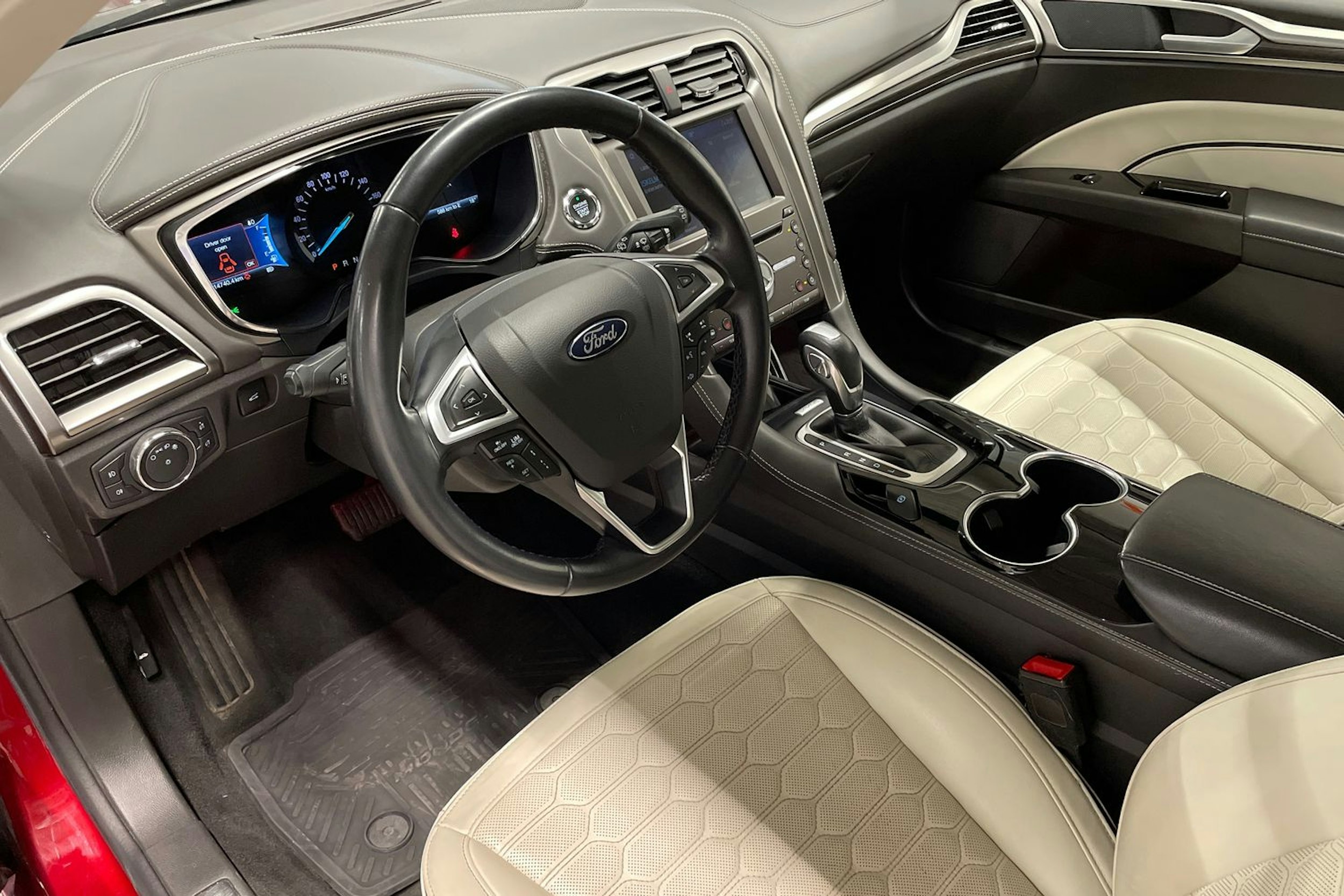 punainen Ford Mondeo 2020 kuva 6.
