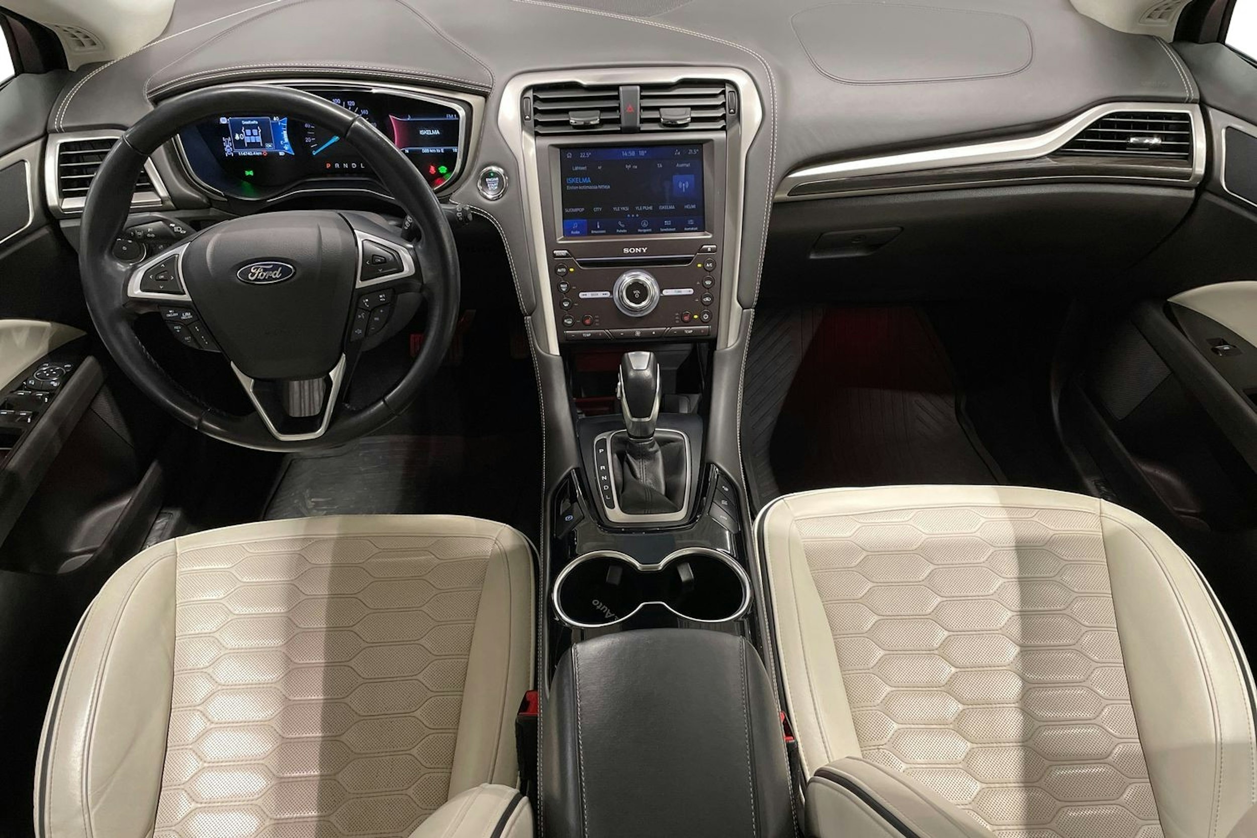 punainen Ford Mondeo 2020 kuva 7.