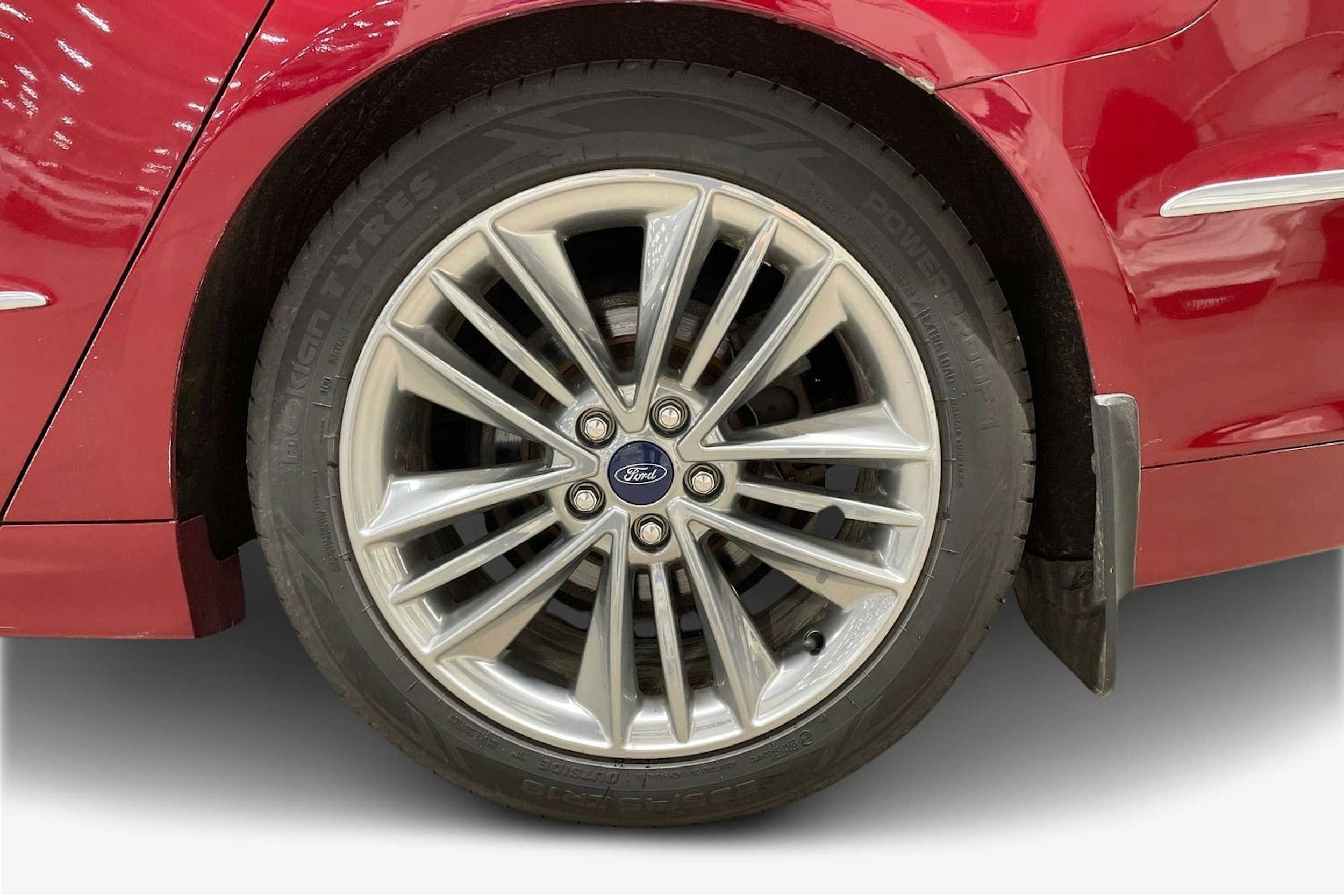 punainen Ford Mondeo 2020 kuva 9.