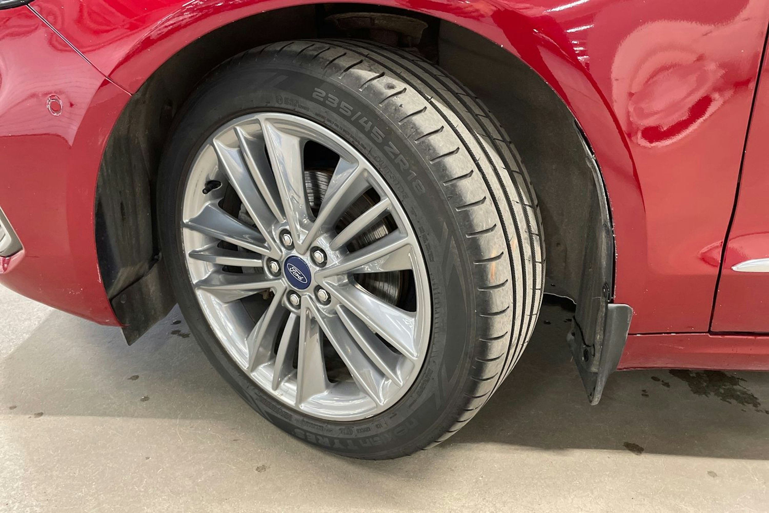 punainen Ford Mondeo 2020 kuva 10.