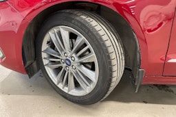 punainen Ford Mondeo 2020 kuva 10.