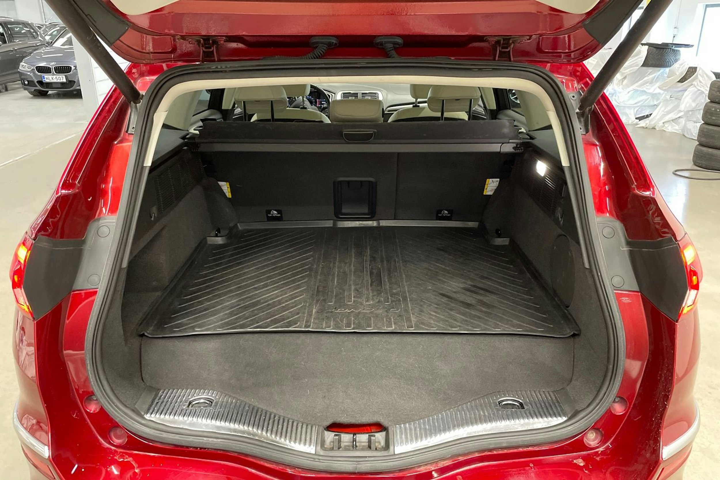 punainen Ford Mondeo 2020 kuva 12.
