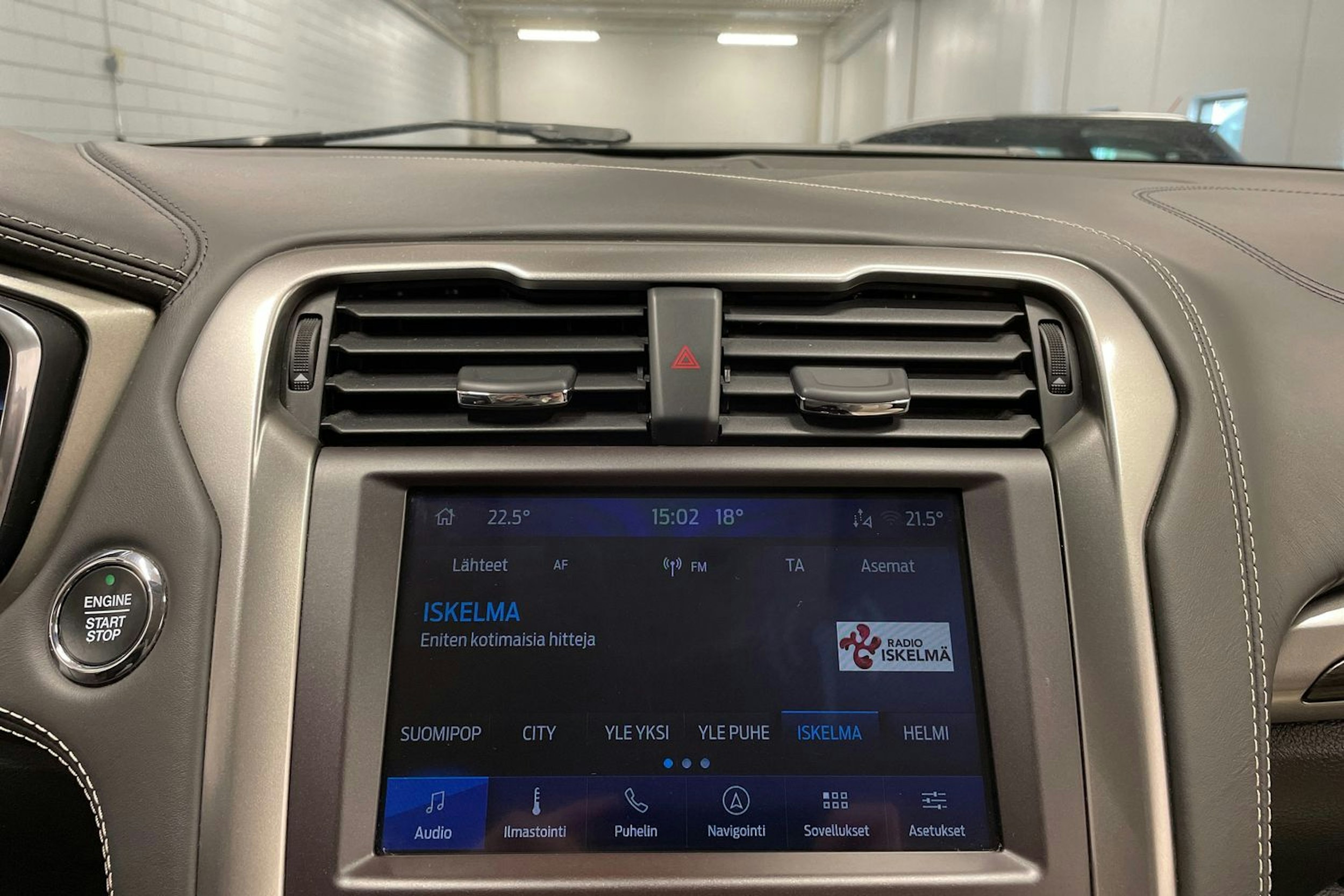 punainen Ford Mondeo 2020 kuva 15.