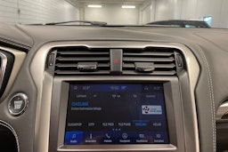 punainen Ford Mondeo 2020 kuva 15.