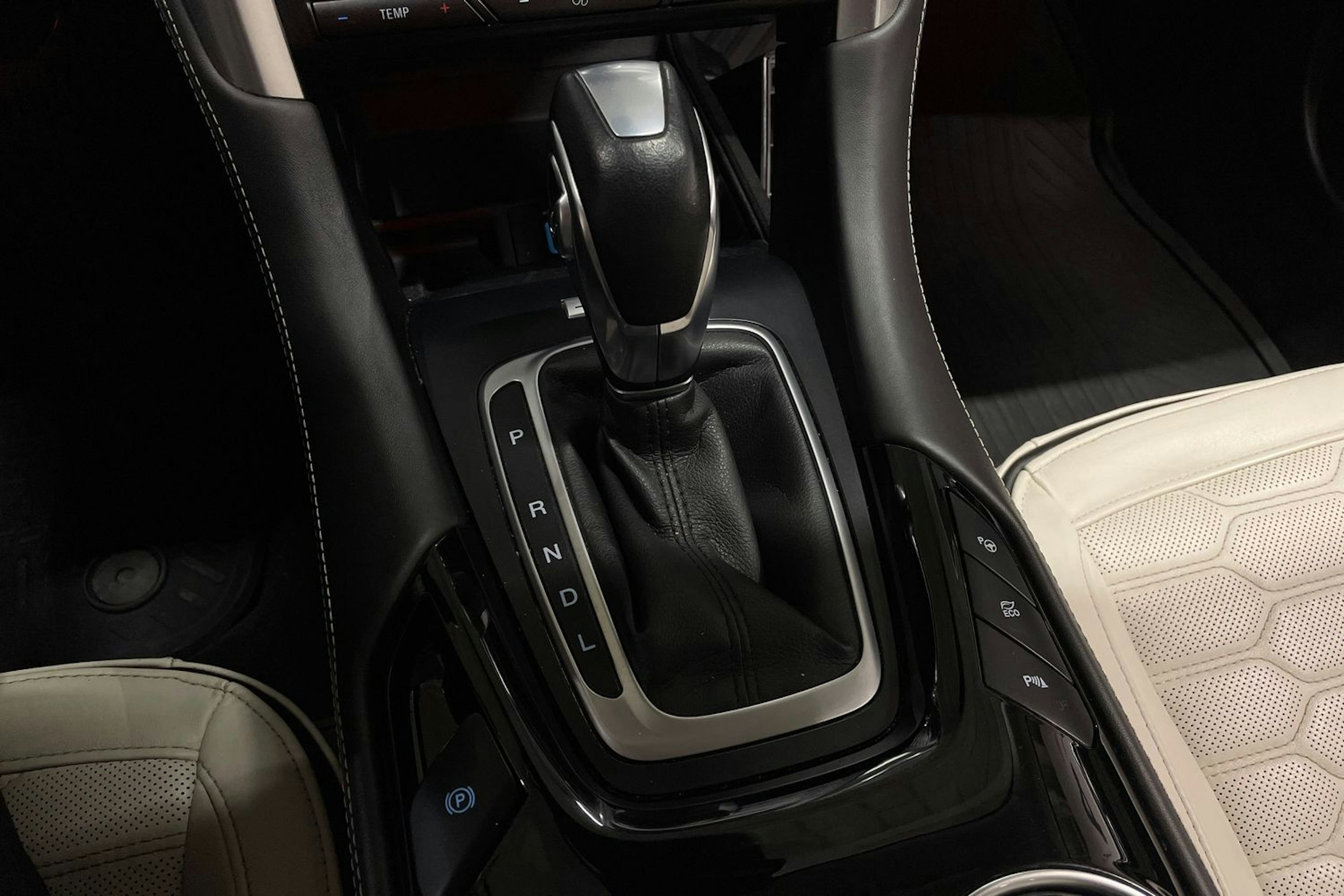 punainen Ford Mondeo 2020 kuva 17.