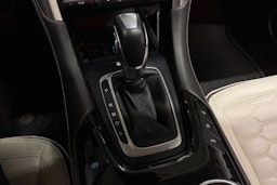 punainen Ford Mondeo 2020 kuva 17.