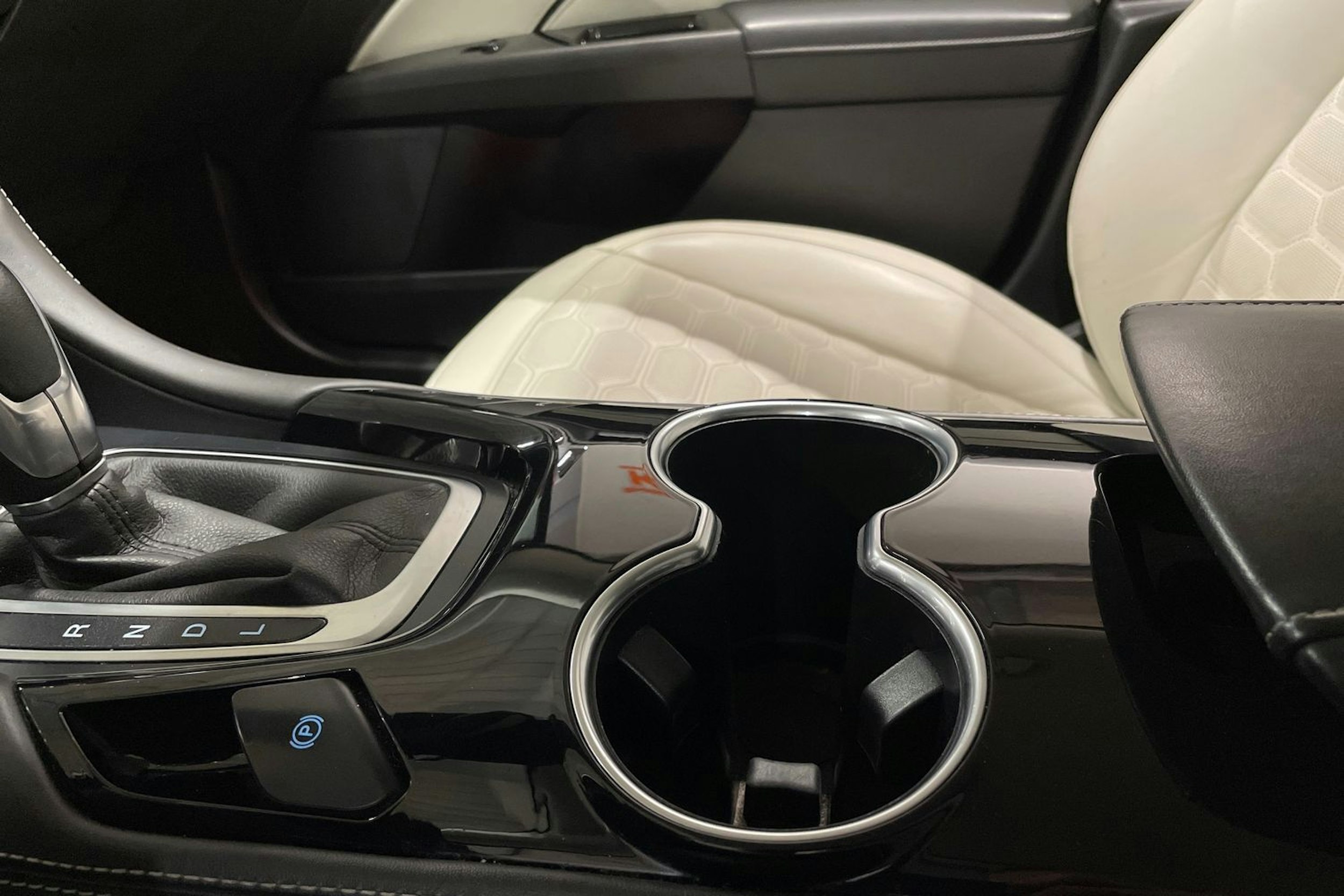 punainen Ford Mondeo 2020 kuva 18.