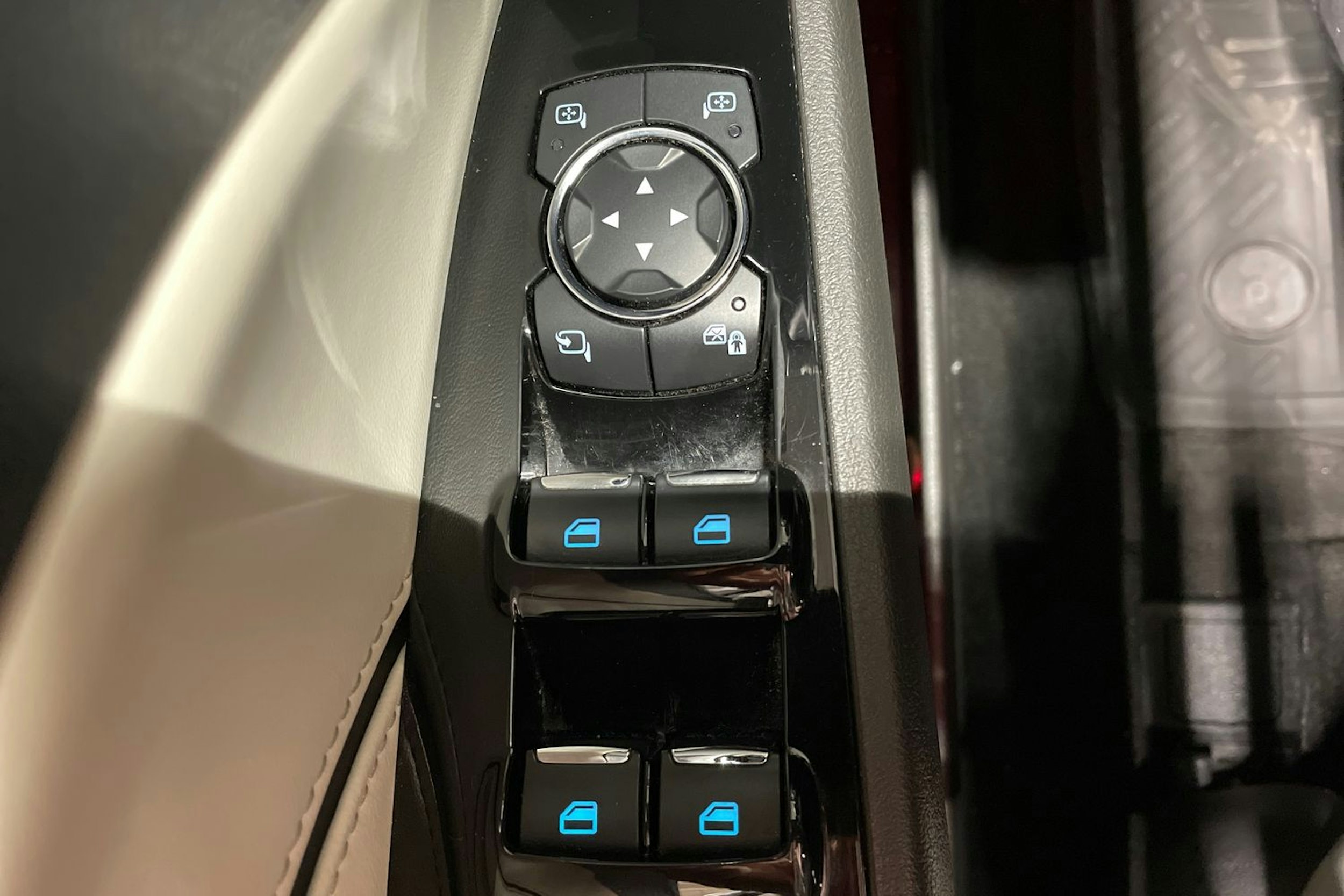 punainen Ford Mondeo 2020 kuva 20.