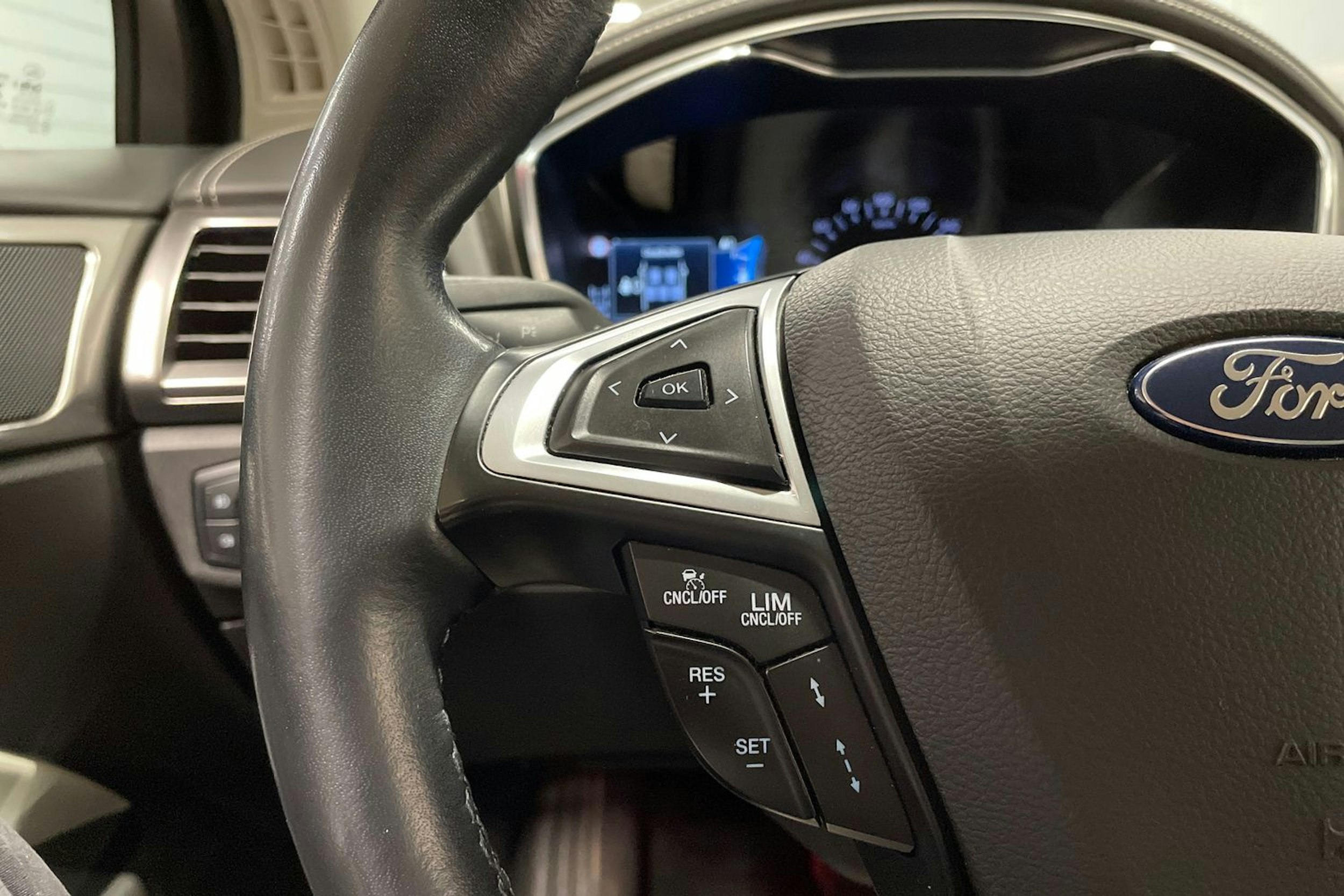 punainen Ford Mondeo 2020 kuva 22.