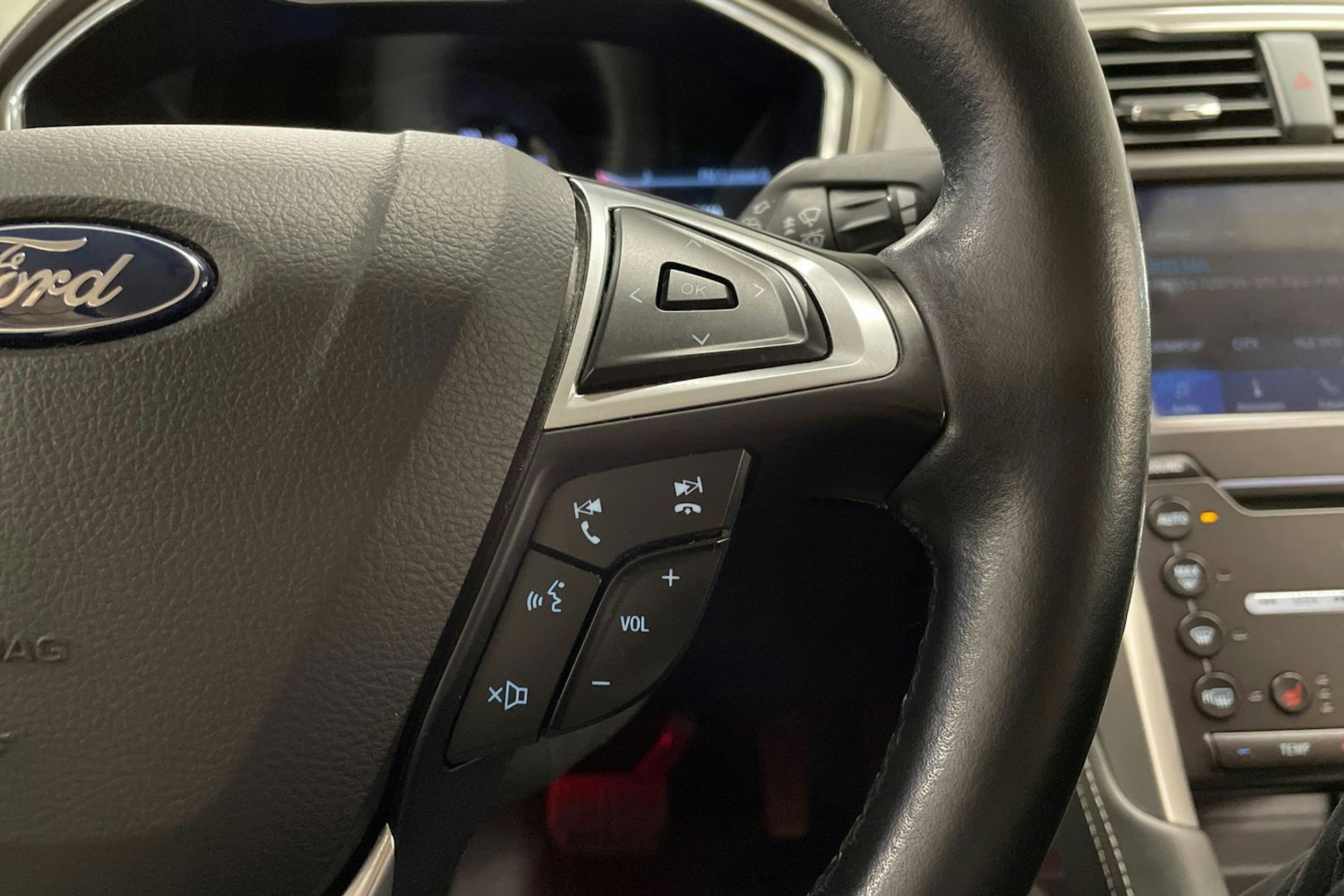 punainen Ford Mondeo 2020 kuva 23.