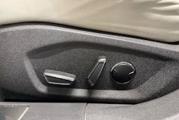 punainen Ford Mondeo 2020 kuva 24.