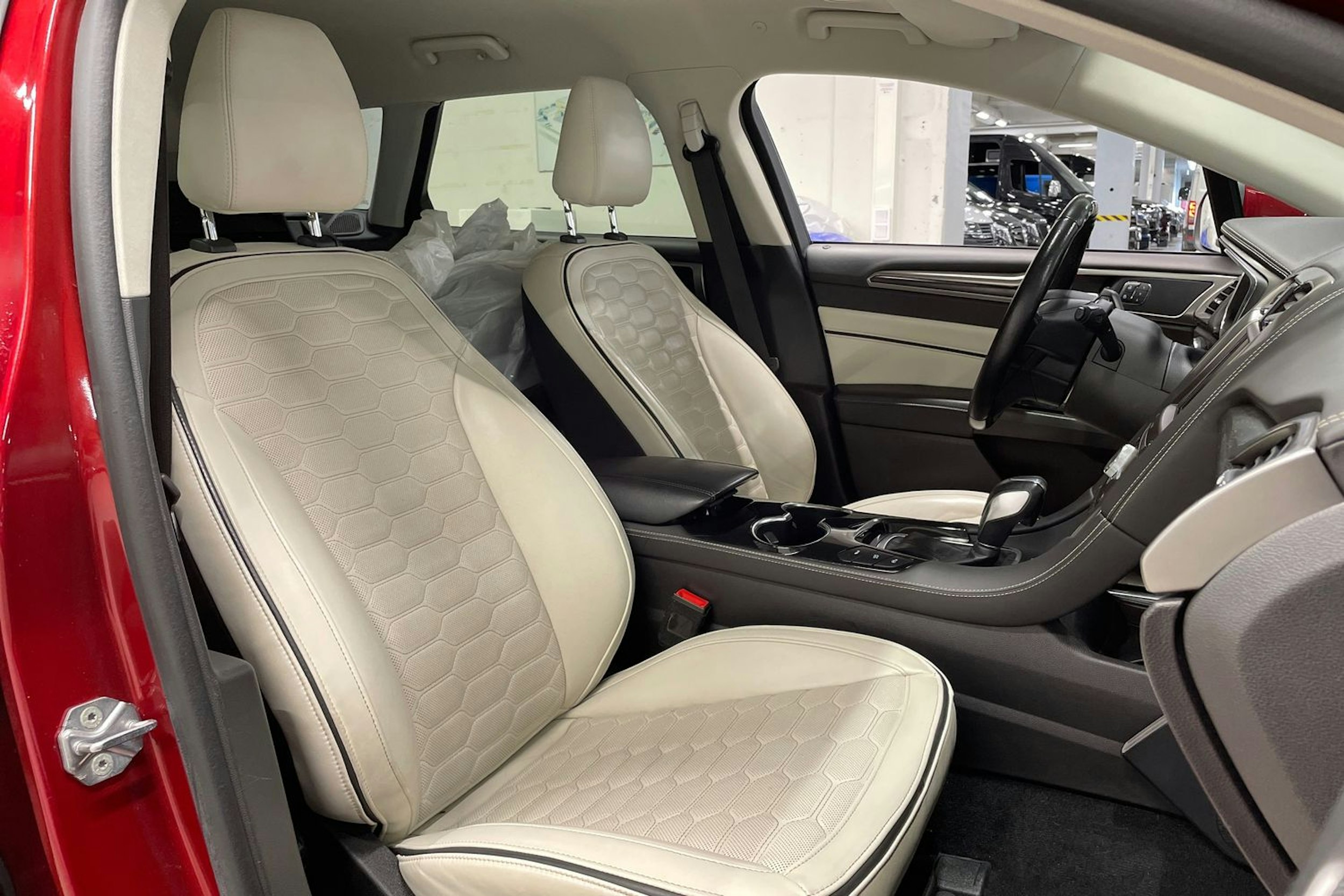 punainen Ford Mondeo 2020 kuva 25.