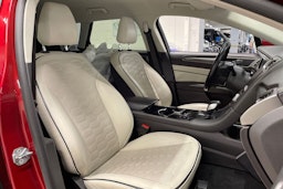 punainen Ford Mondeo 2020 kuva 25.