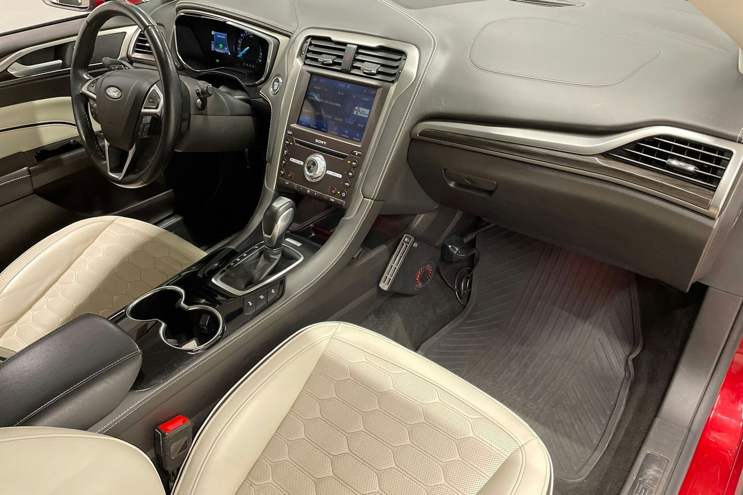 punainen Ford Mondeo 2020 kuva 26.