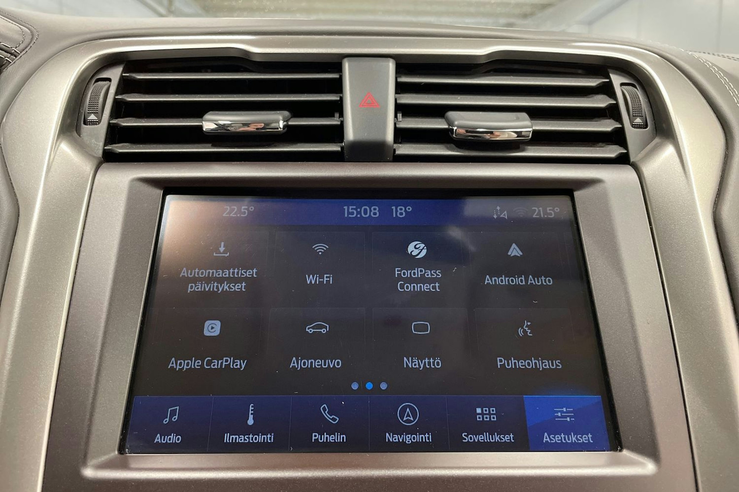 punainen Ford Mondeo 2020 kuva 31.