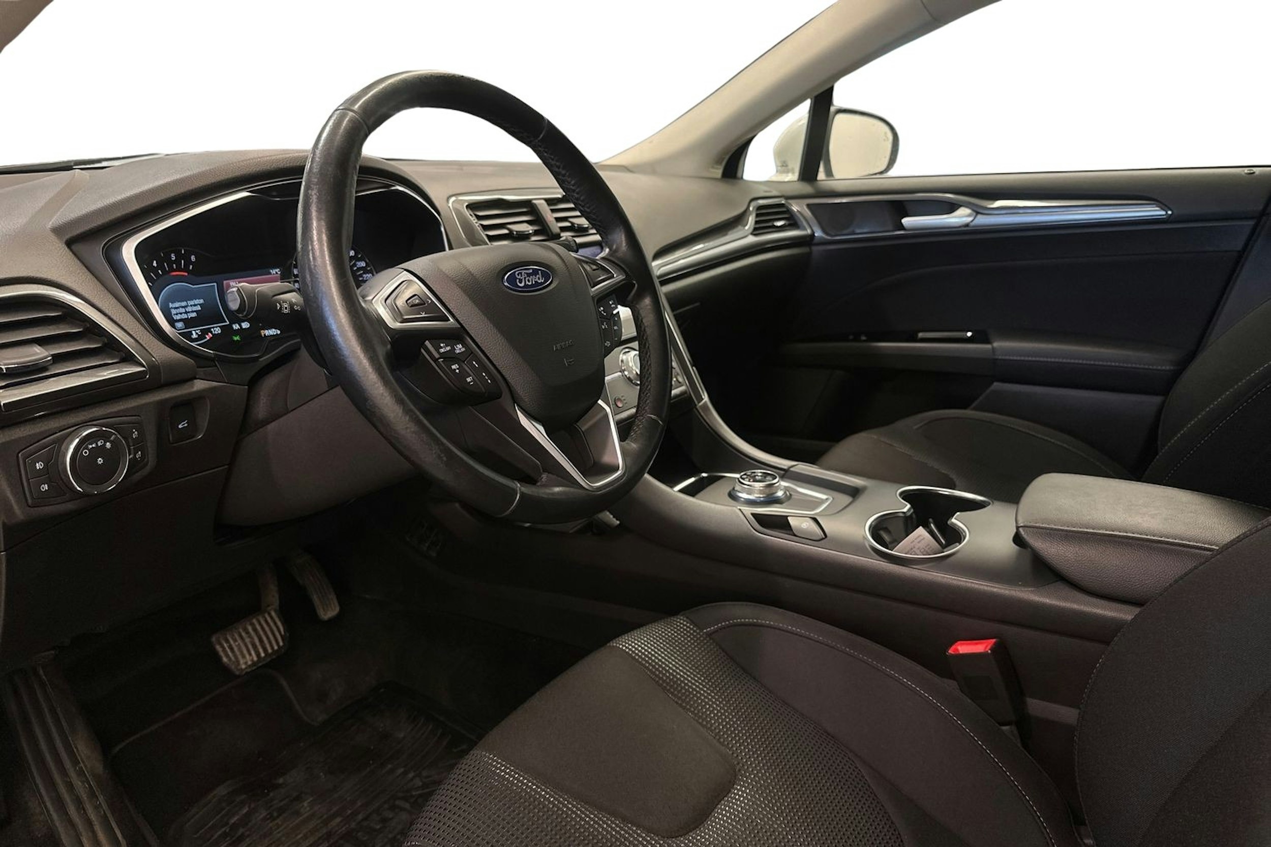 valkoinen Ford Mondeo 2020 kuva 7.