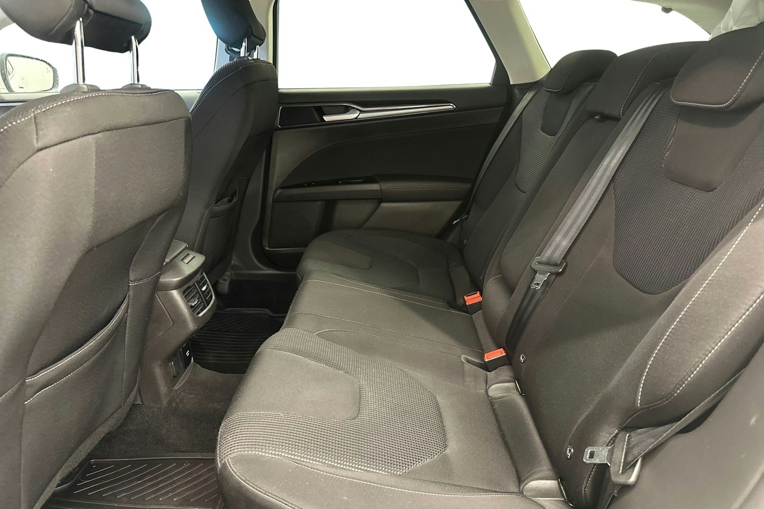 valkoinen Ford Mondeo 2020 kuva 10.