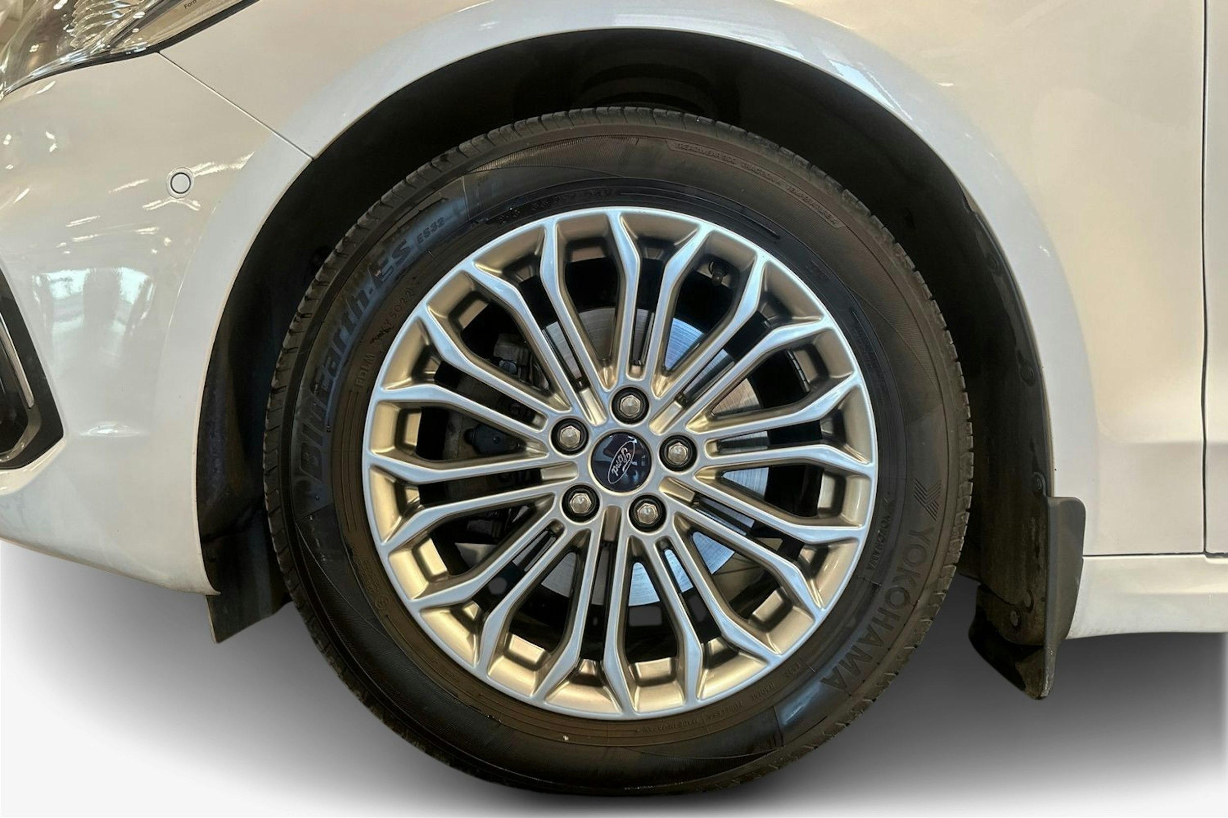 valkoinen Ford Mondeo 2020 kuva 11.