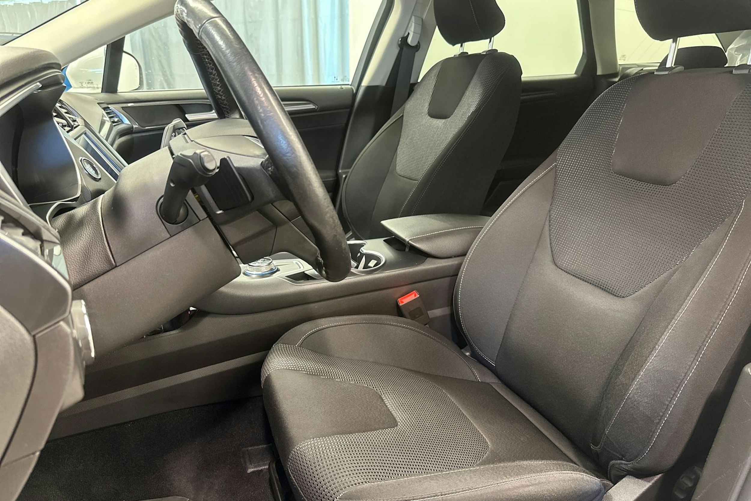 valkoinen Ford Mondeo 2020 kuva 14.