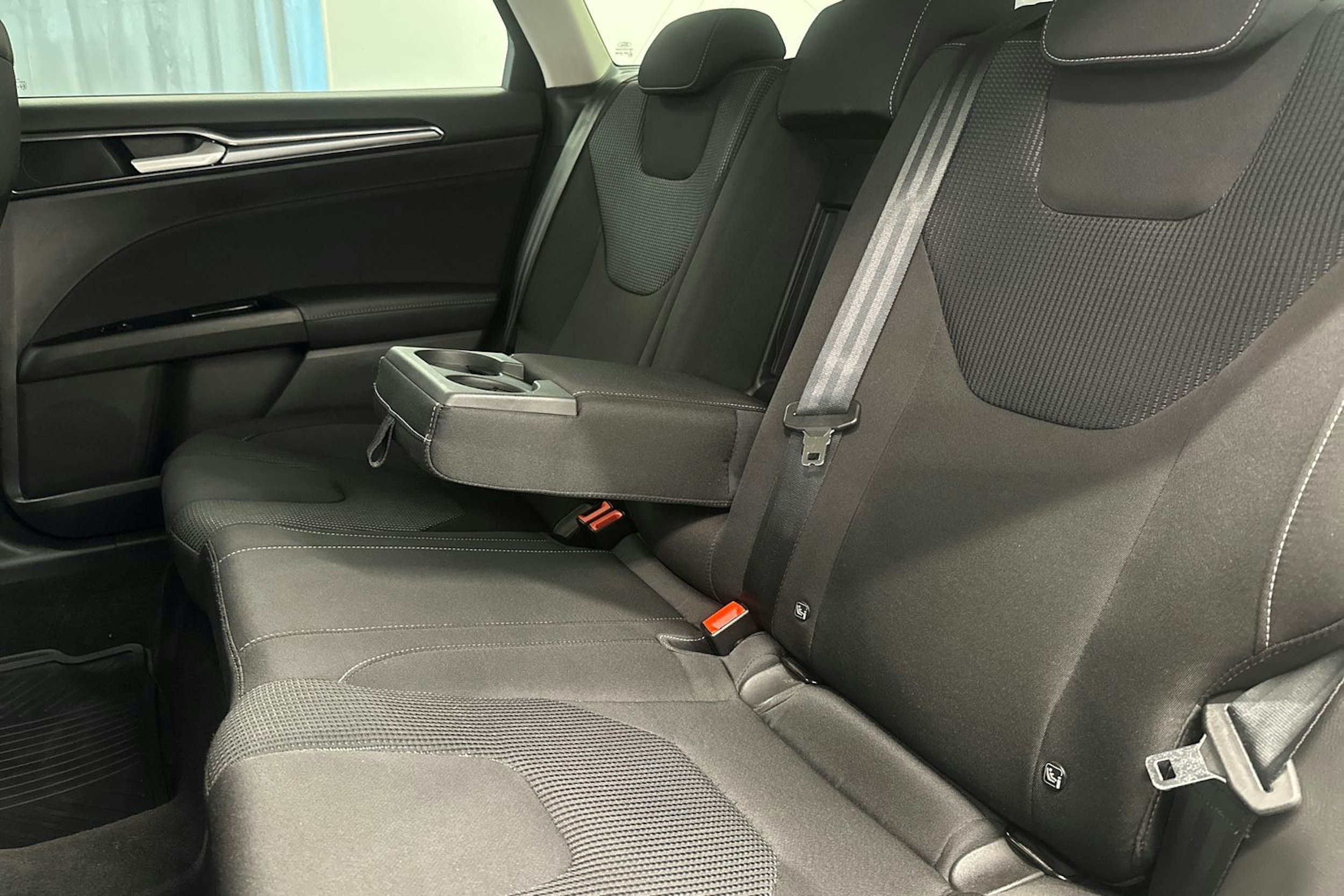 valkoinen Ford Mondeo 2020 kuva 17.