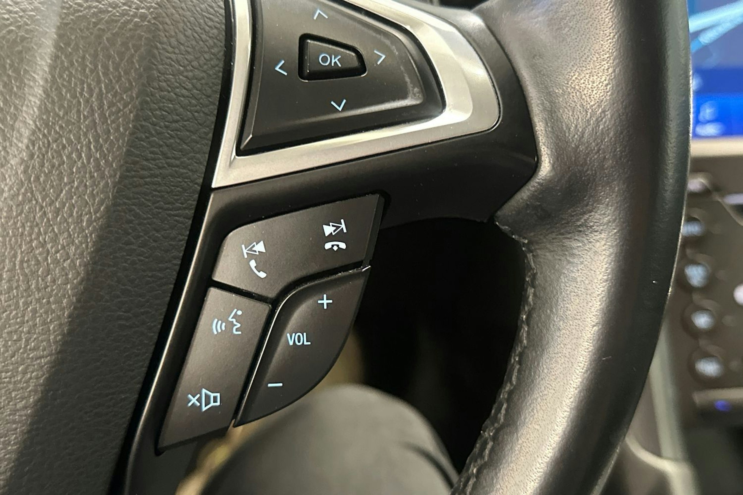 valkoinen Ford Mondeo 2020 kuva 22.